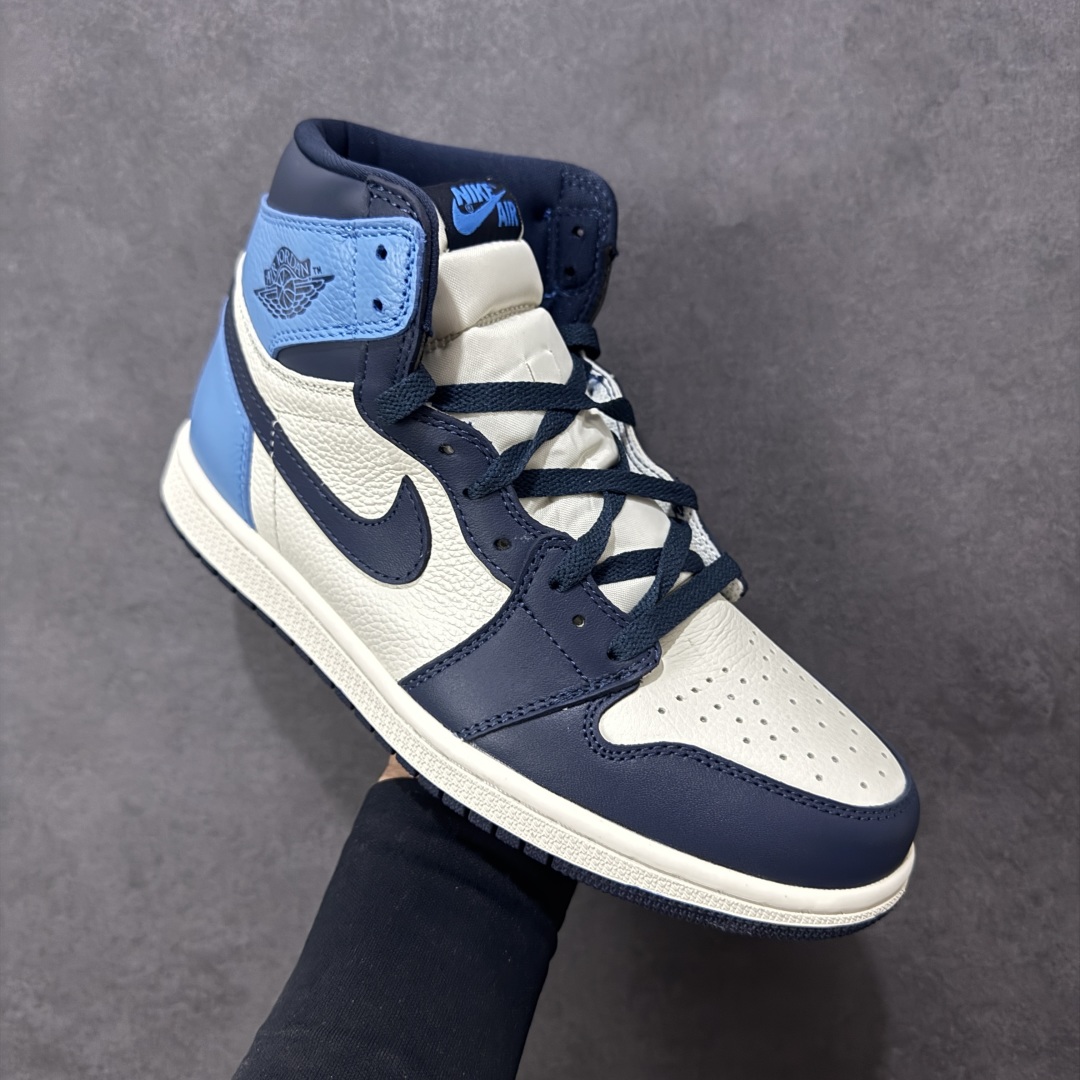 图片[3]-【公司级头层】Air Jordan 1 Retro High OG “Dark Mocha” 高帮 黑曜石 小倒勾 AJ1 乔丹1代 aj1 乔1 高邦 小倒钩 乔丹篮球鞋系列 整双鞋的配色设计以超高人气的黑脚趾 Air Jordan 1 为基础，在白色鞋面上加入黑色鞋身框架勾勒，黑色 Swoosh Logo 装饰侧身。这双鞋的亮点自然在后跟部位，后跟采用类似 Travis Scott x Air Jordan 1 联名的深棕色收尾，与鞋舌黑棕标签呼应，整体构色方案既有反勾的气质，又兼具十足 OG 格调。虽然整体辨识度不算太高，但百搭属性更高，应该能成为不少喜欢低调风格高级质感玩家们的选择。 货号：555088-140 尺码：36 36.5 37.5 38 38.5 39 40 40.5 41 42 42.5 43 44 44.5 45 46 47.5 编码：FSB280290-选品中心