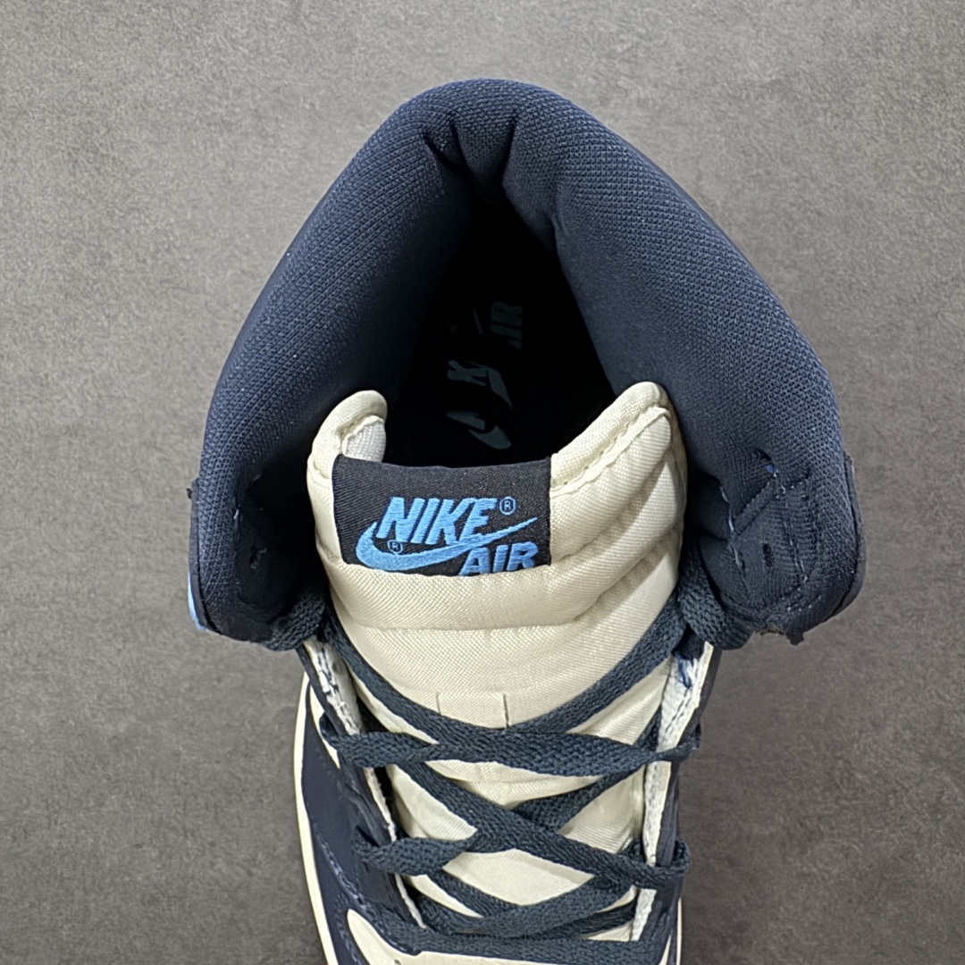 图片[7]-【公司级头层】Air Jordan 1 Retro High OG “Dark Mocha” 高帮 黑曜石 小倒勾 AJ1 乔丹1代 aj1 乔1 高邦 小倒钩 乔丹篮球鞋系列 整双鞋的配色设计以超高人气的黑脚趾 Air Jordan 1 为基础，在白色鞋面上加入黑色鞋身框架勾勒，黑色 Swoosh Logo 装饰侧身。这双鞋的亮点自然在后跟部位，后跟采用类似 Travis Scott x Air Jordan 1 联名的深棕色收尾，与鞋舌黑棕标签呼应，整体构色方案既有反勾的气质，又兼具十足 OG 格调。虽然整体辨识度不算太高，但百搭属性更高，应该能成为不少喜欢低调风格高级质感玩家们的选择。 货号：555088-140 尺码：36 36.5 37.5 38 38.5 39 40 40.5 41 42 42.5 43 44 44.5 45 46 47.5 编码：FSB280290-选品中心
