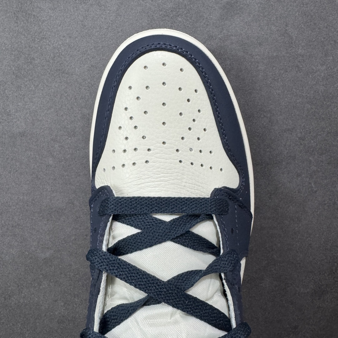 图片[8]-【公司级头层】Air Jordan 1 Retro High OG “Dark Mocha” 高帮 黑曜石 小倒勾 AJ1 乔丹1代 aj1 乔1 高邦 小倒钩 乔丹篮球鞋系列 整双鞋的配色设计以超高人气的黑脚趾 Air Jordan 1 为基础，在白色鞋面上加入黑色鞋身框架勾勒，黑色 Swoosh Logo 装饰侧身。这双鞋的亮点自然在后跟部位，后跟采用类似 Travis Scott x Air Jordan 1 联名的深棕色收尾，与鞋舌黑棕标签呼应，整体构色方案既有反勾的气质，又兼具十足 OG 格调。虽然整体辨识度不算太高，但百搭属性更高，应该能成为不少喜欢低调风格高级质感玩家们的选择。 货号：555088-140 尺码：36 36.5 37.5 38 38.5 39 40 40.5 41 42 42.5 43 44 44.5 45 46 47.5 编码：FSB280290-选品中心
