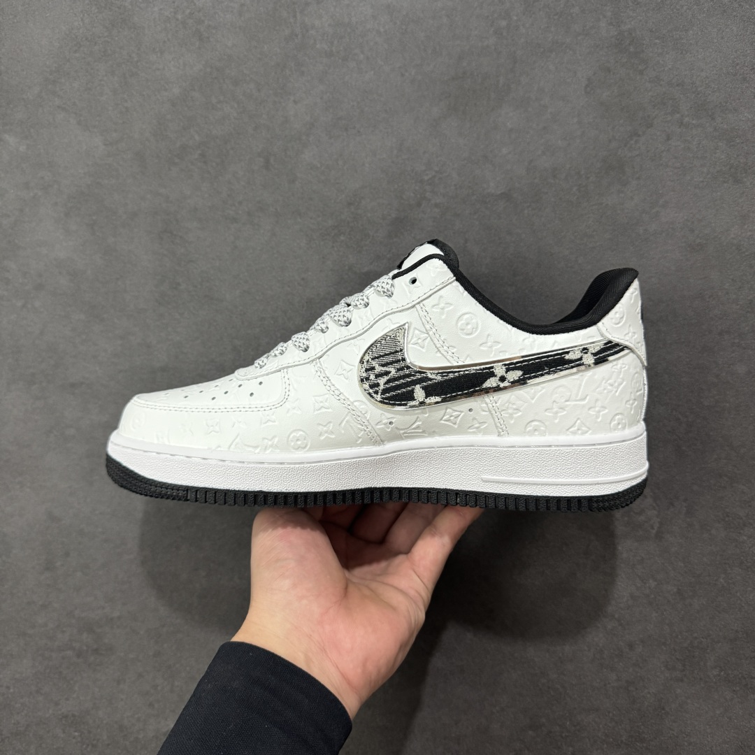 图片[2]-【定制版】Nike Air Force 1 \’07 Low “LV联名—白黑立体印刷” 高端定制 低帮休闲板鞋 定制鞋盒 大厂纯原品质出货 超高清洁度 皮料切割干净无任何毛边 细节完美 货号：XL1979-111 尺码：36 36.5 37.5 38 38.5 39 40 40.5 41 42 42.5 43 44 44.5 45 编码：QFB310320-选品中心