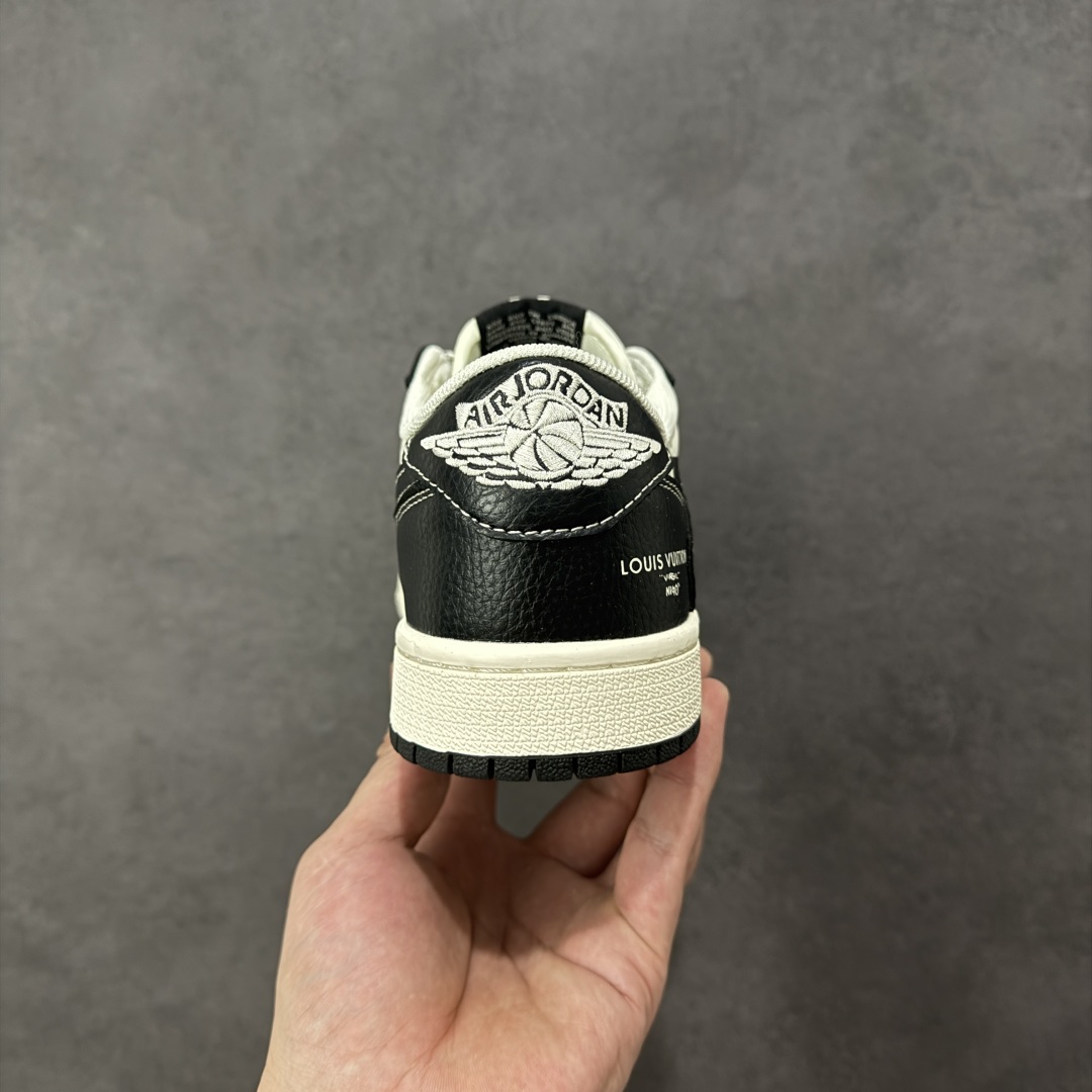 图片[4]-【定制版】Travis Scott x Fragment Design x Air Jordan 1 Low OG SP AJ1 乔1LV联名 黑武士涂鸦 低帮文化休闲板鞋 CX5050-Y29  #多方联名合作融合了Travis Scott 独特的音乐风格，藤原浩个性的设计风格以及Jordan品牌的经典元素 使其成为一双具有独特身份和价值的鞋子 清新而立体的外观加上联名标识更突出了其独特身份 这种配色方案显示出活力和时尚感 在视觉上引人注目 鞋身的质感和细腻的细节处理使其显得高端而格调十足 这款“倒钩”联名是设计与创意完美结合 融合多方的个性风格是一款备受瞩目的潮流鞋款  尺码：36 36.5 37.5 38 38.5 39 40 40.5 41 42 42.5 43 44 44.5 45 编码：HXSB330340-选品中心