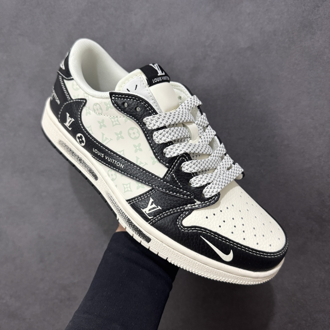 图片[3]-【定制版】Travis Scott x Fragment Design x Air Jordan 1 Low OG SP AJ1 乔1LV联名 黑武士涂鸦 低帮文化休闲板鞋 CX5050-Y29  #多方联名合作融合了Travis Scott 独特的音乐风格，藤原浩个性的设计风格以及Jordan品牌的经典元素 使其成为一双具有独特身份和价值的鞋子 清新而立体的外观加上联名标识更突出了其独特身份 这种配色方案显示出活力和时尚感 在视觉上引人注目 鞋身的质感和细腻的细节处理使其显得高端而格调十足 这款“倒钩”联名是设计与创意完美结合 融合多方的个性风格是一款备受瞩目的潮流鞋款  尺码：36 36.5 37.5 38 38.5 39 40 40.5 41 42 42.5 43 44 44.5 45 编码：HXSB330340-选品中心