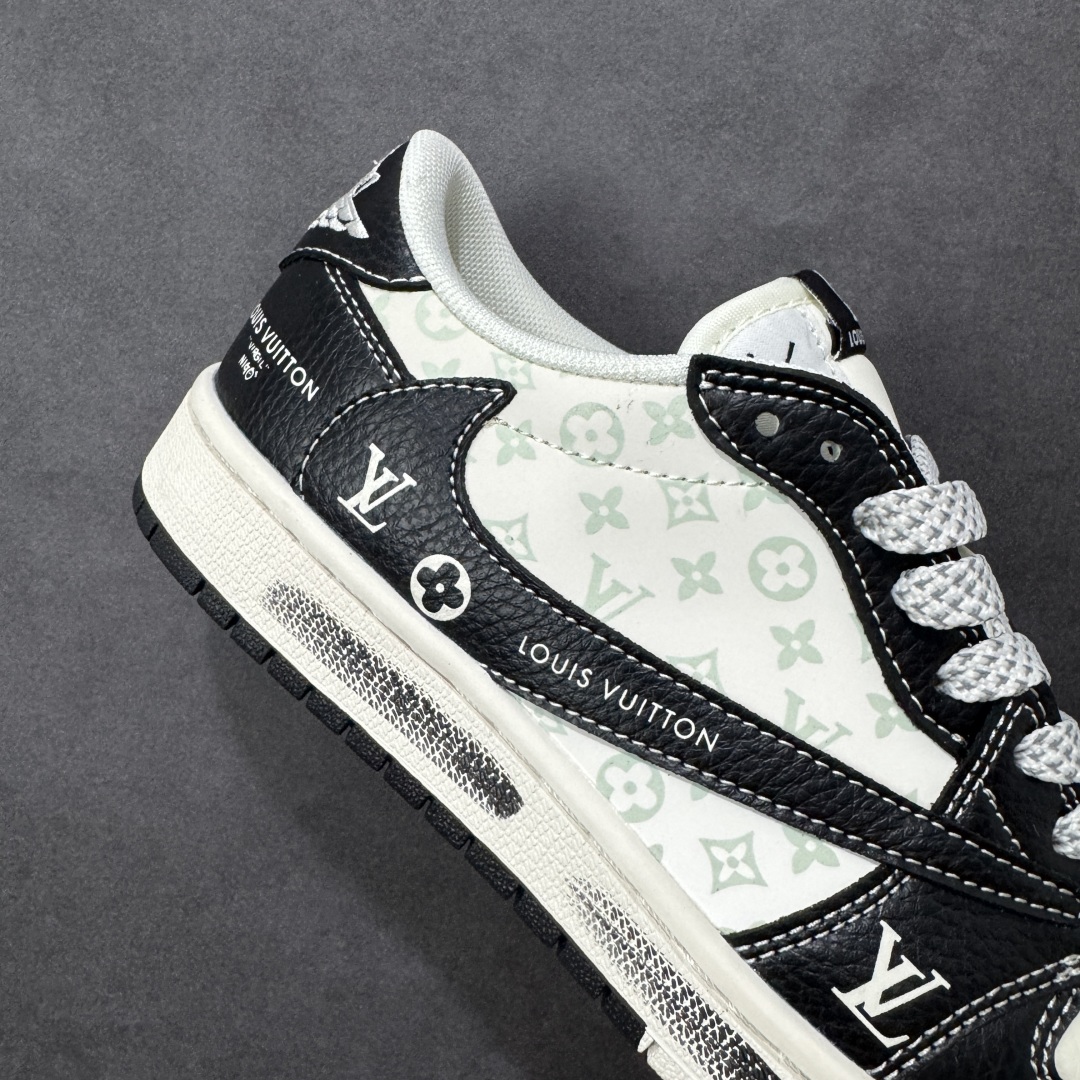 图片[6]-【定制版】Travis Scott x Fragment Design x Air Jordan 1 Low OG SP AJ1 乔1LV联名 黑武士涂鸦 低帮文化休闲板鞋 CX5050-Y29  #多方联名合作融合了Travis Scott 独特的音乐风格，藤原浩个性的设计风格以及Jordan品牌的经典元素 使其成为一双具有独特身份和价值的鞋子 清新而立体的外观加上联名标识更突出了其独特身份 这种配色方案显示出活力和时尚感 在视觉上引人注目 鞋身的质感和细腻的细节处理使其显得高端而格调十足 这款“倒钩”联名是设计与创意完美结合 融合多方的个性风格是一款备受瞩目的潮流鞋款  尺码：36 36.5 37.5 38 38.5 39 40 40.5 41 42 42.5 43 44 44.5 45 编码：HXSB330340-选品中心