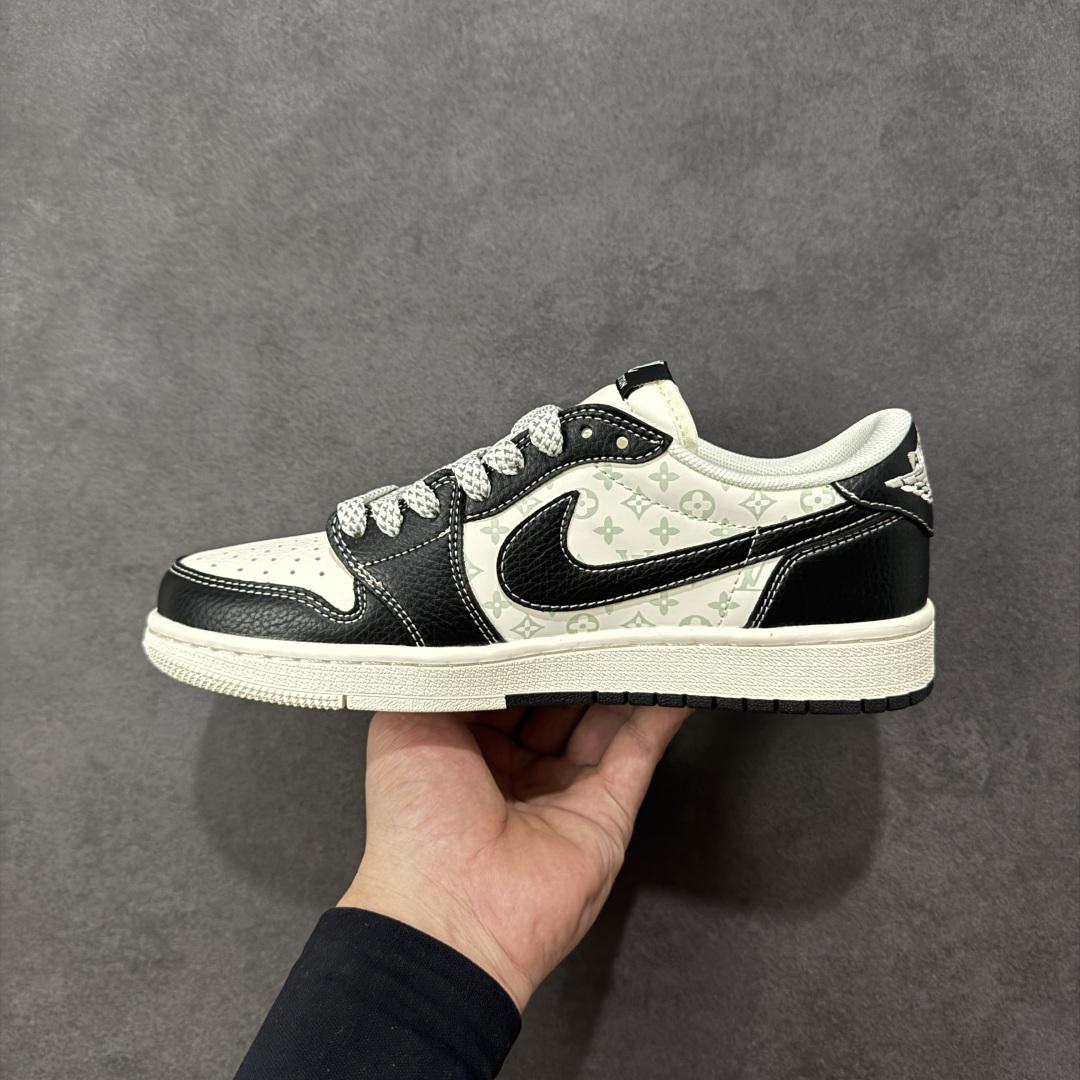 图片[2]-【定制版】Travis Scott x Fragment Design x Air Jordan 1 Low OG SP AJ1 乔1LV联名 黑武士涂鸦 低帮文化休闲板鞋 CX5050-Y29  #多方联名合作融合了Travis Scott 独特的音乐风格，藤原浩个性的设计风格以及Jordan品牌的经典元素 使其成为一双具有独特身份和价值的鞋子 清新而立体的外观加上联名标识更突出了其独特身份 这种配色方案显示出活力和时尚感 在视觉上引人注目 鞋身的质感和细腻的细节处理使其显得高端而格调十足 这款“倒钩”联名是设计与创意完美结合 融合多方的个性风格是一款备受瞩目的潮流鞋款  尺码：36 36.5 37.5 38 38.5 39 40 40.5 41 42 42.5 43 44 44.5 45 编码：HXSB330340-选品中心