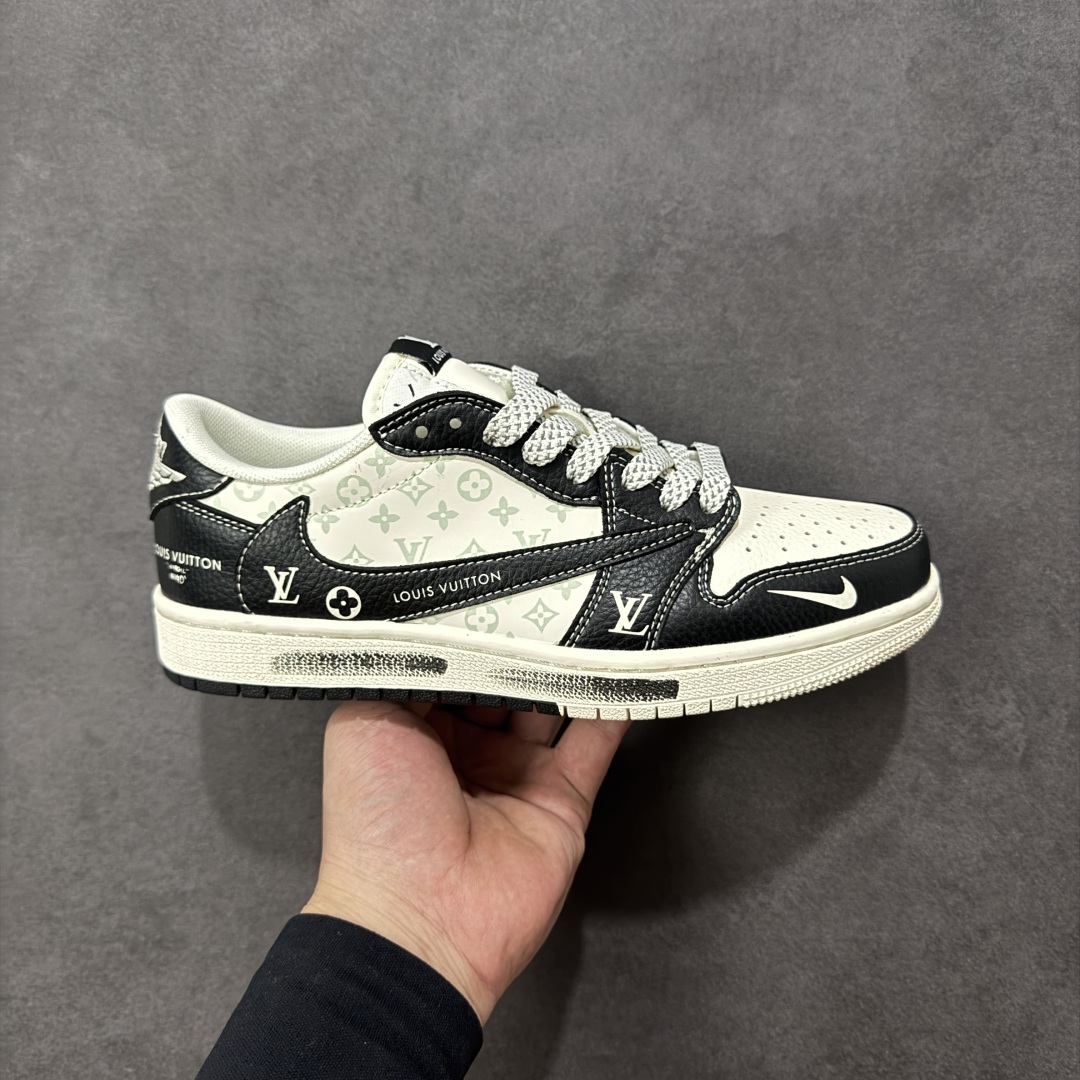 【定制版】Travis Scott x Fragment Design x Air Jordan 1 Low OG SP AJ1 乔1LV联名 黑武士涂鸦 低帮文化休闲板鞋 CX5050-Y29  #多方联名合作融合了Travis Scott 独特的音乐风格,藤原浩个性的设计风格以及Jordan品牌的经典元素 使其成为一双具有独特身份和价值的鞋子 清新而立体的外观加上联名标识更突出了其独特身份 这种配色方案显示出活力和时尚感 在视觉上引人注目 鞋身的质感和细腻的细节处理使其显得高端而格调十足 这款“倒钩”联名是设计与创意完美结合 融合多方的个性风格是一款备受瞩目的潮流鞋款  尺码:36 36.5 37.5 38 38.5 39 40 40.5 41 42 42.5 43 44 44.5 45 编码:HXSB330340-选品中心
