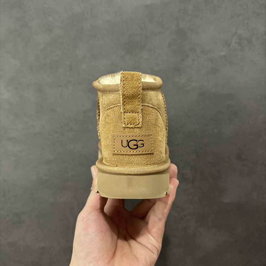 图片[4]-【SP顶级版】UGG CLASSIC UL TRA MINI 秋冬羊毛一体雪地靴 M/1116109 原代工厂隆丰A级真羊毛皮一体完全遵循正平正品，精选A级羊皮毛一体材质，内里毛绒如云朵般包裹双脚，白带恒温属性一寒锁温抗冻，股季透气排湿，让双脚时刻处于干爽舒适的状态，轻量化设计搭配柔韧鞋底，每一步都似踩在软垫上，再加上贴合足型的弧度与足跟支撑，无论是居家休憩,外出通勤还是日常跑腿，全天行走也无负担。 从经典高筒靴到简约拖鞋，从基础中性色到潮流设计，既能与牛仔裤、卫衣打造随性日常，也能搭配裙子、男女同款更能轻松适配情侣穿搭。 优质羊皮毛天生耐磨损，搭配扎实工艺与防水科技加持，能抵御日常磨损与雨雪侵袭。一双穿数年仍能保持柔软质感💪🏻 尺码：35-40-选品中心