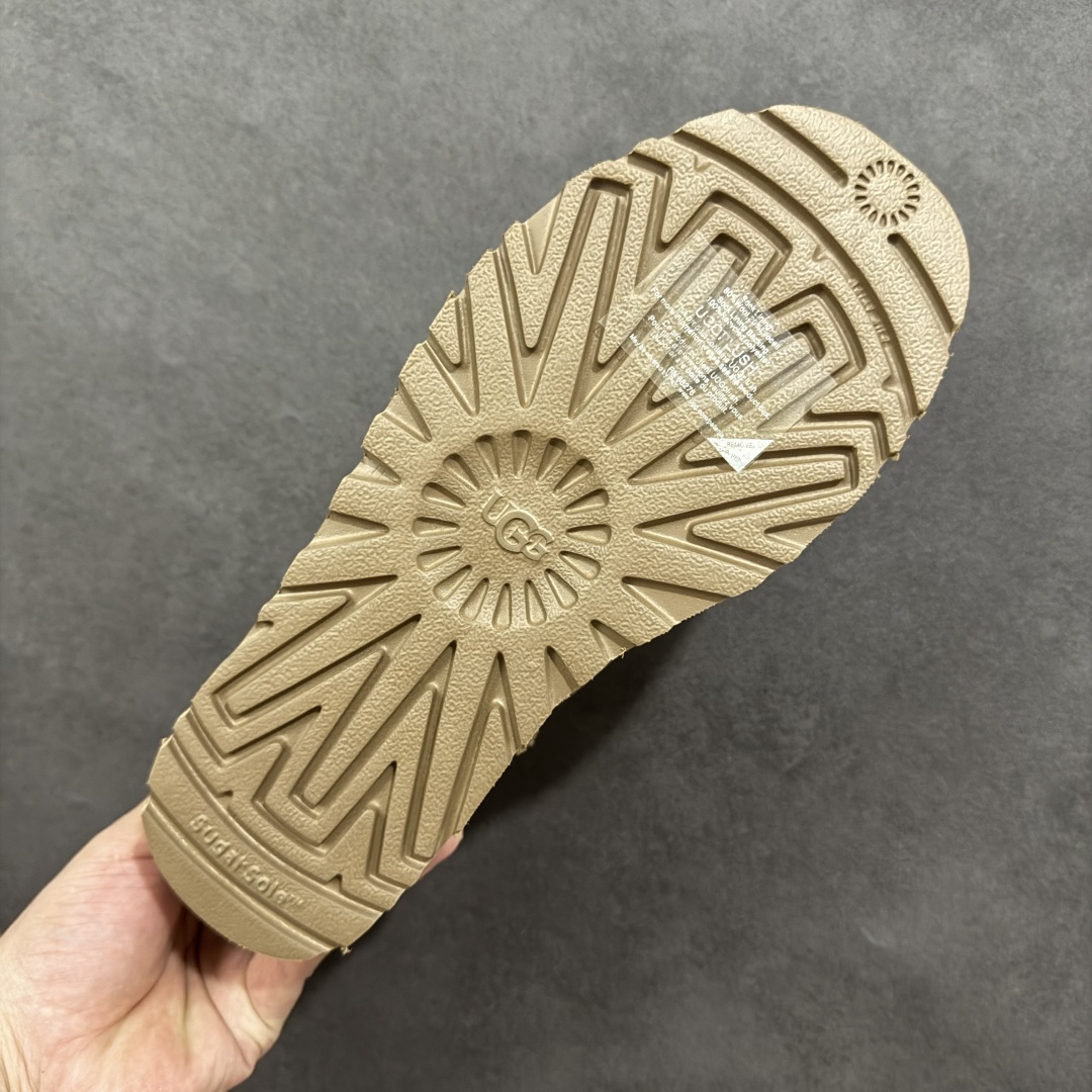 图片[9]-【SP顶级版】UGG CLASSIC UL TRA MINI 秋冬羊毛一体雪地靴 M/1116109 原代工厂隆丰A级真羊毛皮一体完全遵循正平正品，精选A级羊皮毛一体材质，内里毛绒如云朵般包裹双脚，白带恒温属性一寒锁温抗冻，股季透气排湿，让双脚时刻处于干爽舒适的状态，轻量化设计搭配柔韧鞋底，每一步都似踩在软垫上，再加上贴合足型的弧度与足跟支撑，无论是居家休憩,外出通勤还是日常跑腿，全天行走也无负担。 从经典高筒靴到简约拖鞋，从基础中性色到潮流设计，既能与牛仔裤、卫衣打造随性日常，也能搭配裙子、男女同款更能轻松适配情侣穿搭。 优质羊皮毛天生耐磨损，搭配扎实工艺与防水科技加持，能抵御日常磨损与雨雪侵袭。一双穿数年仍能保持柔软质感💪🏻 尺码：35-40-选品中心