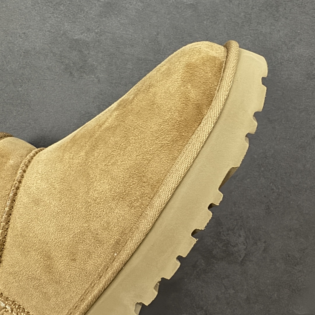 图片[5]-【SP顶级版】UGG CLASSIC UL TRA MINI 秋冬羊毛一体雪地靴 M/1116109 原代工厂隆丰A级真羊毛皮一体完全遵循正平正品，精选A级羊皮毛一体材质，内里毛绒如云朵般包裹双脚，白带恒温属性一寒锁温抗冻，股季透气排湿，让双脚时刻处于干爽舒适的状态，轻量化设计搭配柔韧鞋底，每一步都似踩在软垫上，再加上贴合足型的弧度与足跟支撑，无论是居家休憩,外出通勤还是日常跑腿，全天行走也无负担。 从经典高筒靴到简约拖鞋，从基础中性色到潮流设计，既能与牛仔裤、卫衣打造随性日常，也能搭配裙子、男女同款更能轻松适配情侣穿搭。 优质羊皮毛天生耐磨损，搭配扎实工艺与防水科技加持，能抵御日常磨损与雨雪侵袭。一双穿数年仍能保持柔软质感💪🏻 尺码：35-40-选品中心