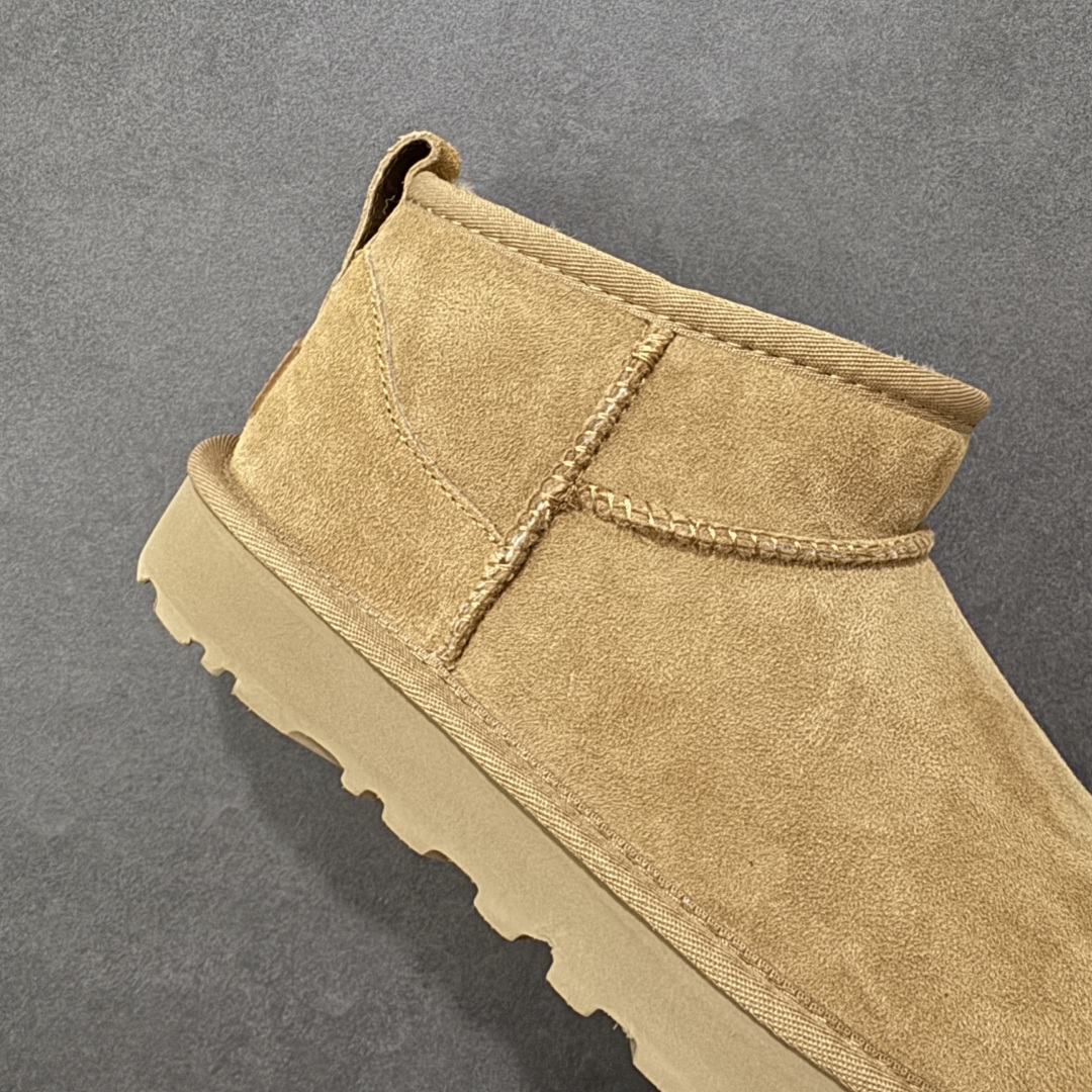 图片[6]-【SP顶级版】UGG CLASSIC UL TRA MINI 秋冬羊毛一体雪地靴 M/1116109 原代工厂隆丰A级真羊毛皮一体完全遵循正平正品，精选A级羊皮毛一体材质，内里毛绒如云朵般包裹双脚，白带恒温属性一寒锁温抗冻，股季透气排湿，让双脚时刻处于干爽舒适的状态，轻量化设计搭配柔韧鞋底，每一步都似踩在软垫上，再加上贴合足型的弧度与足跟支撑，无论是居家休憩,外出通勤还是日常跑腿，全天行走也无负担。 从经典高筒靴到简约拖鞋，从基础中性色到潮流设计，既能与牛仔裤、卫衣打造随性日常，也能搭配裙子、男女同款更能轻松适配情侣穿搭。 优质羊皮毛天生耐磨损，搭配扎实工艺与防水科技加持，能抵御日常磨损与雨雪侵袭。一双穿数年仍能保持柔软质感💪🏻 尺码：35-40-选品中心