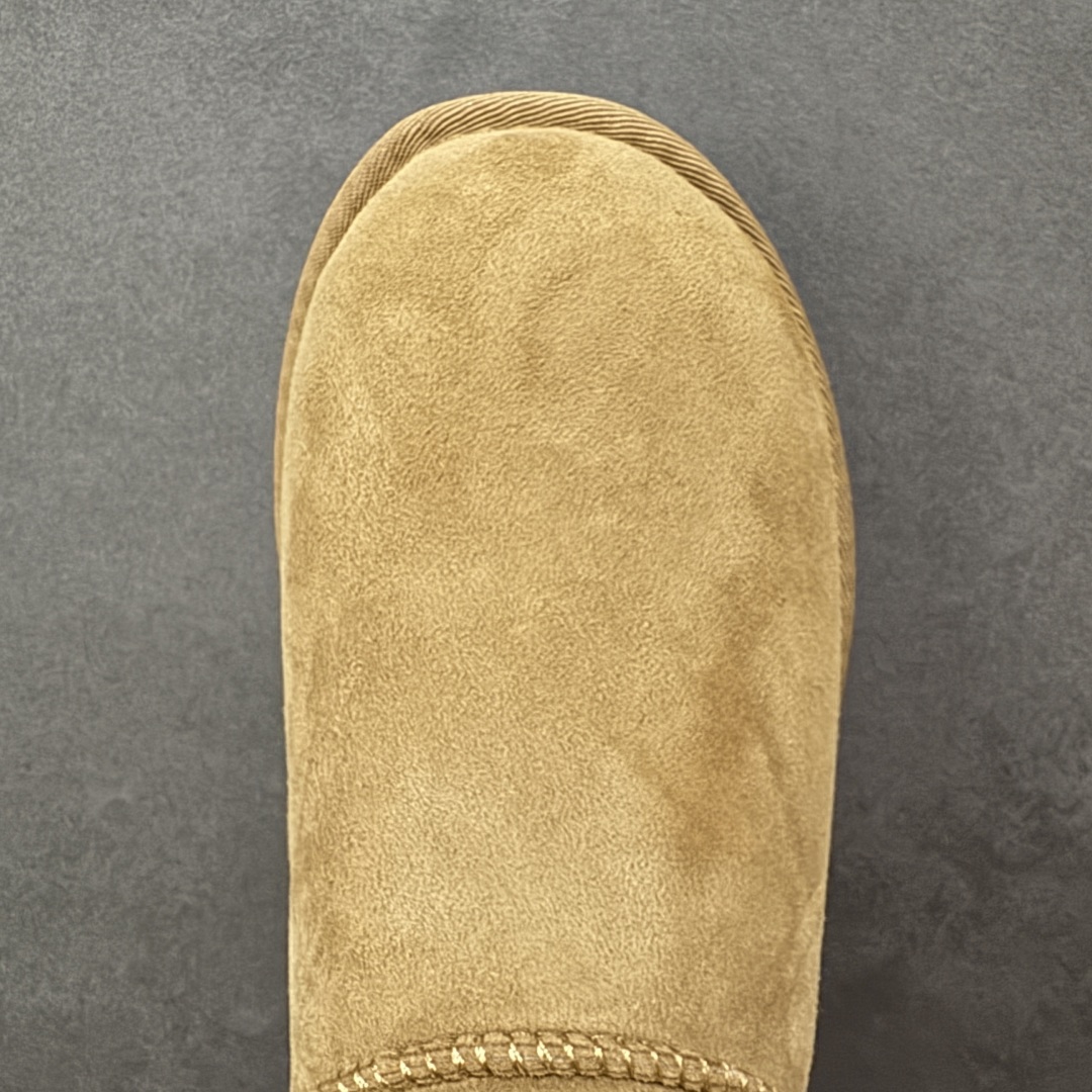 图片[8]-【SP顶级版】UGG CLASSIC UL TRA MINI 秋冬羊毛一体雪地靴 M/1116109 原代工厂隆丰A级真羊毛皮一体完全遵循正平正品，精选A级羊皮毛一体材质，内里毛绒如云朵般包裹双脚，白带恒温属性一寒锁温抗冻，股季透气排湿，让双脚时刻处于干爽舒适的状态，轻量化设计搭配柔韧鞋底，每一步都似踩在软垫上，再加上贴合足型的弧度与足跟支撑，无论是居家休憩,外出通勤还是日常跑腿，全天行走也无负担。 从经典高筒靴到简约拖鞋，从基础中性色到潮流设计，既能与牛仔裤、卫衣打造随性日常，也能搭配裙子、男女同款更能轻松适配情侣穿搭。 优质羊皮毛天生耐磨损，搭配扎实工艺与防水科技加持，能抵御日常磨损与雨雪侵袭。一双穿数年仍能保持柔软质感💪🏻 尺码：35-40-选品中心