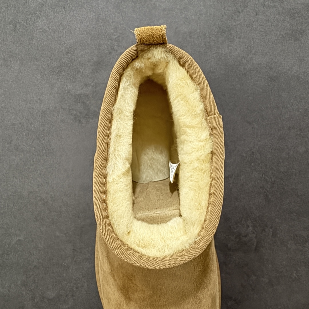图片[7]-【SP顶级版】UGG CLASSIC UL TRA MINI 秋冬羊毛一体雪地靴 M/1116109 原代工厂隆丰A级真羊毛皮一体完全遵循正平正品，精选A级羊皮毛一体材质，内里毛绒如云朵般包裹双脚，白带恒温属性一寒锁温抗冻，股季透气排湿，让双脚时刻处于干爽舒适的状态，轻量化设计搭配柔韧鞋底，每一步都似踩在软垫上，再加上贴合足型的弧度与足跟支撑，无论是居家休憩,外出通勤还是日常跑腿，全天行走也无负担。 从经典高筒靴到简约拖鞋，从基础中性色到潮流设计，既能与牛仔裤、卫衣打造随性日常，也能搭配裙子、男女同款更能轻松适配情侣穿搭。 优质羊皮毛天生耐磨损，搭配扎实工艺与防水科技加持，能抵御日常磨损与雨雪侵袭。一双穿数年仍能保持柔软质感💪🏻 尺码：35-40-选品中心