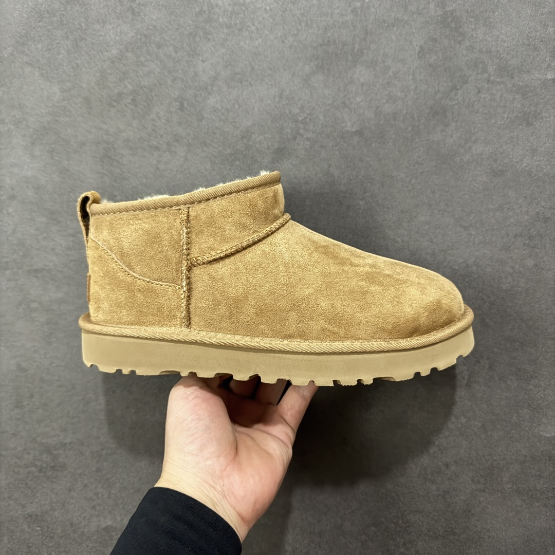 【SP顶级版】UGG CLASSIC UL TRA MINI 秋冬羊毛一体雪地靴 M/1116109 原代工厂隆丰A级真羊毛皮一体完全遵循正平正品,精选A级羊皮毛一体材质,内里毛绒如云朵般包裹双脚,白带恒温属性一寒锁温抗冻,股季透气排湿,让双脚时刻处于干爽舒适的状态,轻量化设计搭配柔韧鞋底,每一步都似踩在软垫上,再加上贴合足型的弧度与足跟支撑,无论是居家休憩,外出通勤还是日常跑腿,全天行走也无负担。 从经典高筒靴到简约拖鞋,从基础中性色到潮流设计,既能与牛仔裤、卫衣打造随性日常,也能搭配裙子、男女同款更能轻松适配情侣穿搭。 优质羊皮毛天生耐磨损,搭配扎实工艺与防水科技加持,能抵御日常磨损与雨雪侵袭。一双穿数年仍能保持柔软质感💪🏻 尺码:35-40-选品中心