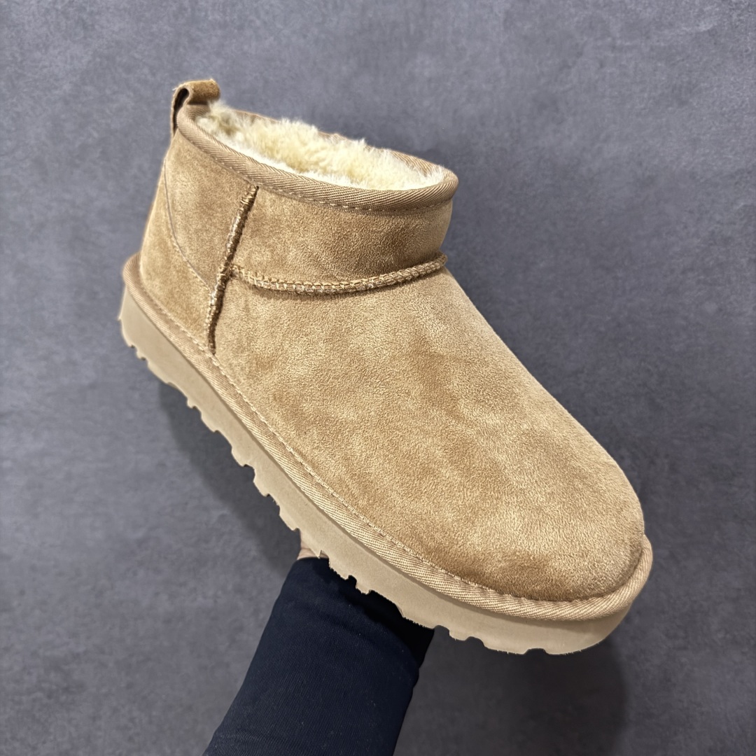 图片[3]-【SP顶级版】UGG CLASSIC UL TRA MINI 秋冬羊毛一体雪地靴 M/1116109 原代工厂隆丰A级真羊毛皮一体完全遵循正平正品，精选A级羊皮毛一体材质，内里毛绒如云朵般包裹双脚，白带恒温属性一寒锁温抗冻，股季透气排湿，让双脚时刻处于干爽舒适的状态，轻量化设计搭配柔韧鞋底，每一步都似踩在软垫上，再加上贴合足型的弧度与足跟支撑，无论是居家休憩,外出通勤还是日常跑腿，全天行走也无负担。 从经典高筒靴到简约拖鞋，从基础中性色到潮流设计，既能与牛仔裤、卫衣打造随性日常，也能搭配裙子、男女同款更能轻松适配情侣穿搭。 优质羊皮毛天生耐磨损，搭配扎实工艺与防水科技加持，能抵御日常磨损与雨雪侵袭。一双穿数年仍能保持柔软质感💪🏻 尺码：35-40-选品中心
