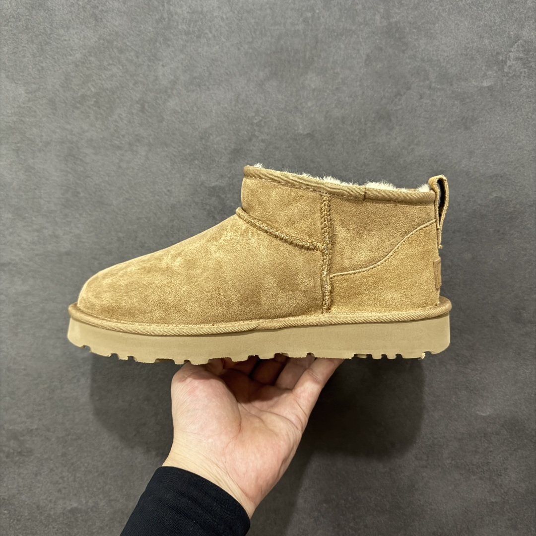 图片[2]-【SP顶级版】UGG CLASSIC UL TRA MINI 秋冬羊毛一体雪地靴 M/1116109 原代工厂隆丰A级真羊毛皮一体完全遵循正平正品，精选A级羊皮毛一体材质，内里毛绒如云朵般包裹双脚，白带恒温属性一寒锁温抗冻，股季透气排湿，让双脚时刻处于干爽舒适的状态，轻量化设计搭配柔韧鞋底，每一步都似踩在软垫上，再加上贴合足型的弧度与足跟支撑，无论是居家休憩,外出通勤还是日常跑腿，全天行走也无负担。 从经典高筒靴到简约拖鞋，从基础中性色到潮流设计，既能与牛仔裤、卫衣打造随性日常，也能搭配裙子、男女同款更能轻松适配情侣穿搭。 优质羊皮毛天生耐磨损，搭配扎实工艺与防水科技加持，能抵御日常磨损与雨雪侵袭。一双穿数年仍能保持柔软质感💪🏻 尺码：35-40-选品中心
