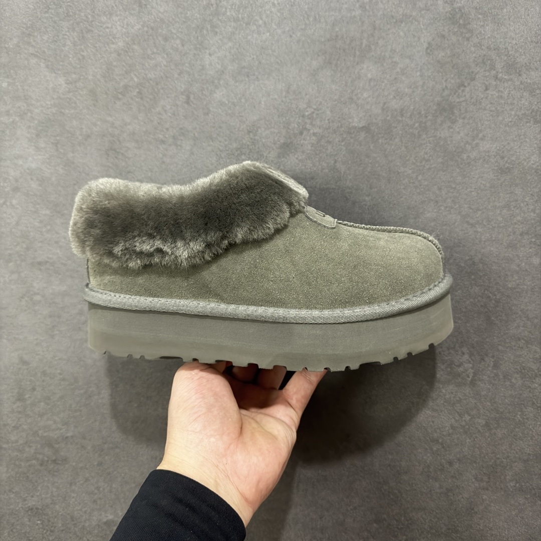 【SP顶级版】UGG W TATST 秋冬羊毛一体雪地靴 W/1134810 原代工厂隆丰A级真羊毛皮一体完全遵循正平正品,精选A级羊皮毛一体材质,内里毛绒如云朵般包裹双脚,白带恒温属性一寒锁温抗冻,股季透气排湿,让双脚时刻处于干爽舒适的状态,轻量化设计搭配柔韧鞋底,每一步都似踩在软垫上,再加上贴合足型的弧度与足跟支撑,无论是居家休憩,外出通勤还是日常跑腿,全天行走也无负担。 从经典高筒靴到简约拖鞋,从基础中性色到潮流设计,既能与牛仔裤、卫衣打造随性日常,也能搭配裙子、男女同款更能轻松适配情侣穿搭。 优质羊皮毛天生耐磨损,搭配扎实工艺与防水科技加持,能抵御日常磨损与雨雪侵袭。一双穿数年仍能保持柔软质感💪🏻 尺码:35-40-选品中心