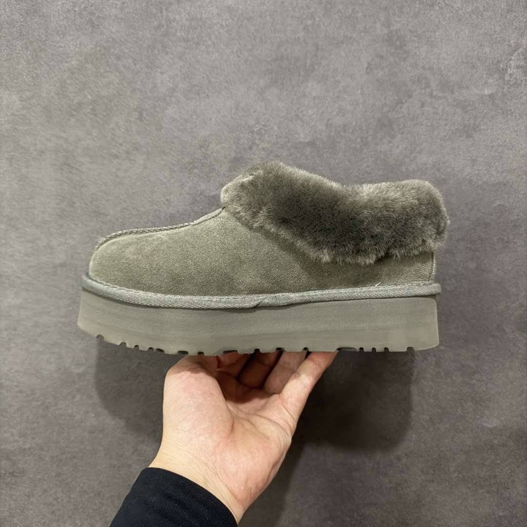 图片[2]-【SP顶级版】UGG W TATST 秋冬羊毛一体雪地靴 W/1134810 原代工厂隆丰A级真羊毛皮一体完全遵循正平正品，精选A级羊皮毛一体材质，内里毛绒如云朵般包裹双脚，白带恒温属性一寒锁温抗冻，股季透气排湿，让双脚时刻处于干爽舒适的状态，轻量化设计搭配柔韧鞋底，每一步都似踩在软垫上，再加上贴合足型的弧度与足跟支撑，无论是居家休憩,外出通勤还是日常跑腿，全天行走也无负担。 从经典高筒靴到简约拖鞋，从基础中性色到潮流设计，既能与牛仔裤、卫衣打造随性日常，也能搭配裙子、男女同款更能轻松适配情侣穿搭。 优质羊皮毛天生耐磨损，搭配扎实工艺与防水科技加持，能抵御日常磨损与雨雪侵袭。一双穿数年仍能保持柔软质感💪🏻 尺码：35-40-选品中心