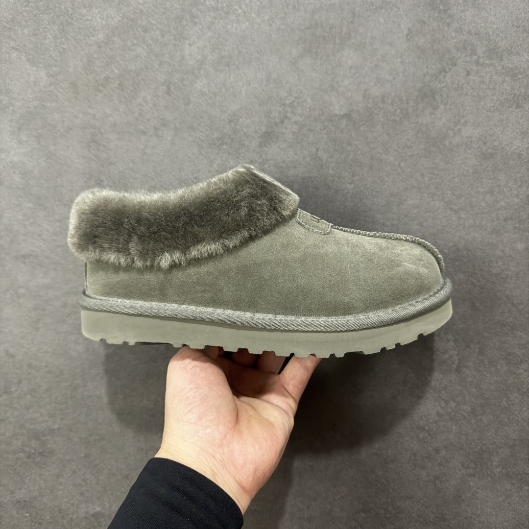 【SP顶级版】UGG W TATST 秋冬羊毛一体雪地靴 W/1134810 原代工厂隆丰A级真羊毛皮一体完全遵循正平正品,精选A级羊皮毛一体材质,内里毛绒如云朵般包裹双脚,白带恒温属性一寒锁温抗冻,股季透气排湿,让双脚时刻处于干爽舒适的状态,轻量化设计搭配柔韧鞋底,每一步都似踩在软垫上,再加上贴合足型的弧度与足跟支撑,无论是居家休憩,外出通勤还是日常跑腿,全天行走也无负担。 从经典高筒靴到简约拖鞋,从基础中性色到潮流设计,既能与牛仔裤、卫衣打造随性日常,也能搭配裙子、男女同款更能轻松适配情侣穿搭。 优质羊皮毛天生耐磨损,搭配扎实工艺与防水科技加持,能抵御日常磨损与雨雪侵袭。一双穿数年仍能保持柔软质感💪🏻 尺码:35-40-选品中心