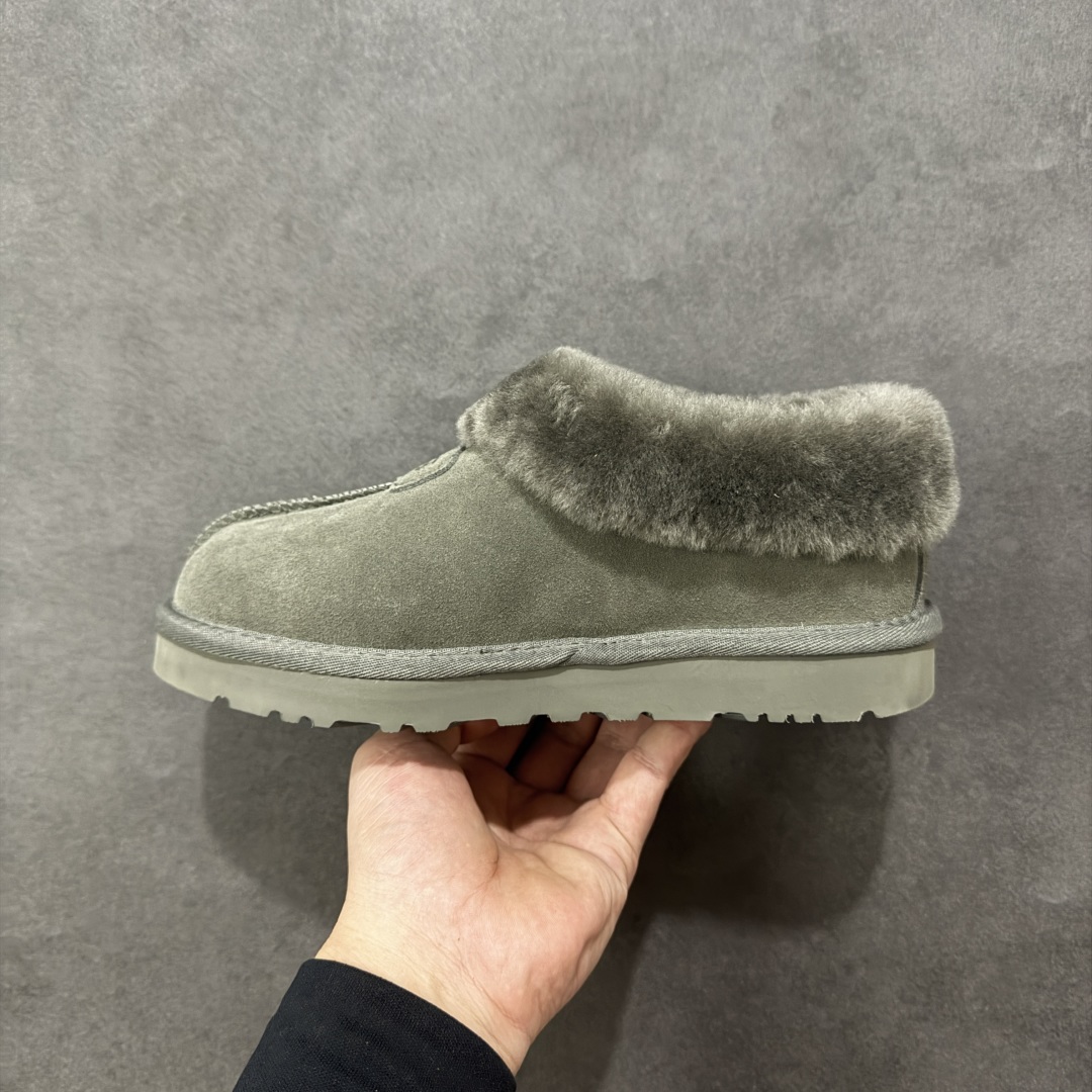 图片[2]-【SP顶级版】UGG W TATST 秋冬羊毛一体雪地靴 W/1134810 原代工厂隆丰A级真羊毛皮一体完全遵循正平正品，精选A级羊皮毛一体材质，内里毛绒如云朵般包裹双脚，白带恒温属性一寒锁温抗冻，股季透气排湿，让双脚时刻处于干爽舒适的状态，轻量化设计搭配柔韧鞋底，每一步都似踩在软垫上，再加上贴合足型的弧度与足跟支撑，无论是居家休憩,外出通勤还是日常跑腿，全天行走也无负担。 从经典高筒靴到简约拖鞋，从基础中性色到潮流设计，既能与牛仔裤、卫衣打造随性日常，也能搭配裙子、男女同款更能轻松适配情侣穿搭。 优质羊皮毛天生耐磨损，搭配扎实工艺与防水科技加持，能抵御日常磨损与雨雪侵袭。一双穿数年仍能保持柔软质感💪🏻 尺码：35-40-选品中心
