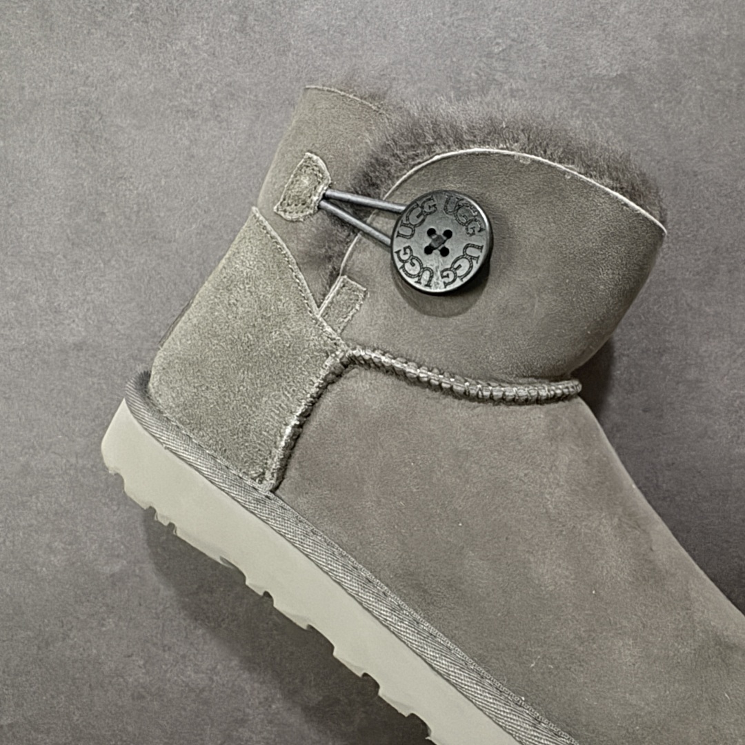 图片[6]-【SP顶级版】UGG W MINI BAJLEY BUTTON 2 秋冬羊毛一体雪地靴 W/106422 原代工厂隆丰A级真羊毛皮一体完全遵循正平正品，精选A级羊皮毛一体材质，内里毛绒如云朵般包裹双脚，白带恒温属性一寒锁温抗冻，股季透气排湿，让双脚时刻处于干爽舒适的状态，轻量化设计搭配柔韧鞋底，每一步都似踩在软垫上，再加上贴合足型的弧度与足跟支撑，无论是居家休憩,外出通勤还是日常跑腿，全天行走也无负担。 从经典高筒靴到简约拖鞋，从基础中性色到潮流设计，既能与牛仔裤、卫衣打造随性日常，也能搭配裙子、男女同款更能轻松适配情侣穿搭。 优质羊皮毛天生耐磨损，搭配扎实工艺与防水科技加持，能抵御日常磨损与雨雪侵袭。一双穿数年仍能保持柔软质感💪🏻 尺码：35-40-选品中心