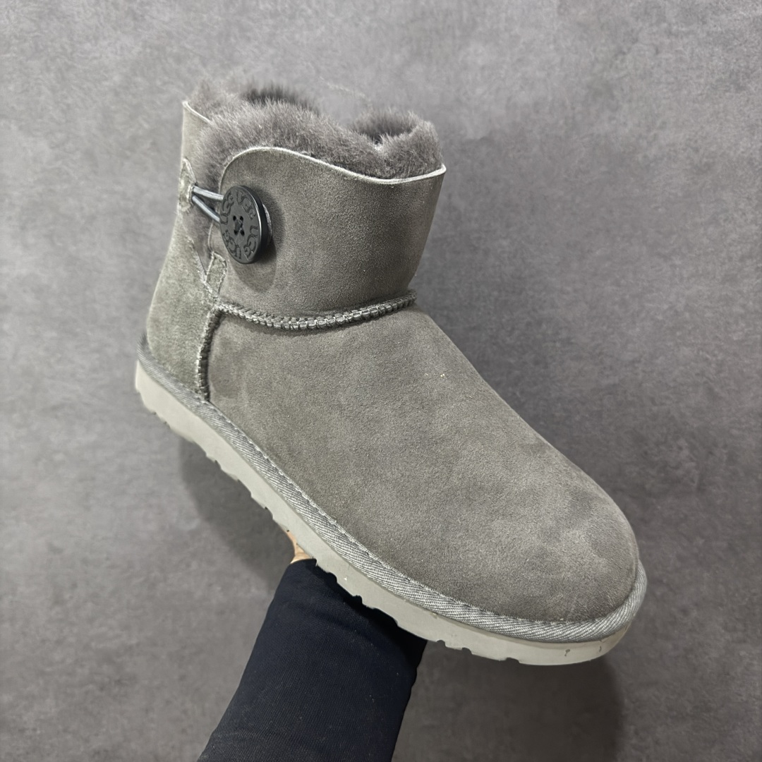 图片[3]-【SP顶级版】UGG W MINI BAJLEY BUTTON 2 秋冬羊毛一体雪地靴 W/106422 原代工厂隆丰A级真羊毛皮一体完全遵循正平正品，精选A级羊皮毛一体材质，内里毛绒如云朵般包裹双脚，白带恒温属性一寒锁温抗冻，股季透气排湿，让双脚时刻处于干爽舒适的状态，轻量化设计搭配柔韧鞋底，每一步都似踩在软垫上，再加上贴合足型的弧度与足跟支撑，无论是居家休憩,外出通勤还是日常跑腿，全天行走也无负担。 从经典高筒靴到简约拖鞋，从基础中性色到潮流设计，既能与牛仔裤、卫衣打造随性日常，也能搭配裙子、男女同款更能轻松适配情侣穿搭。 优质羊皮毛天生耐磨损，搭配扎实工艺与防水科技加持，能抵御日常磨损与雨雪侵袭。一双穿数年仍能保持柔软质感💪🏻 尺码：35-40-选品中心