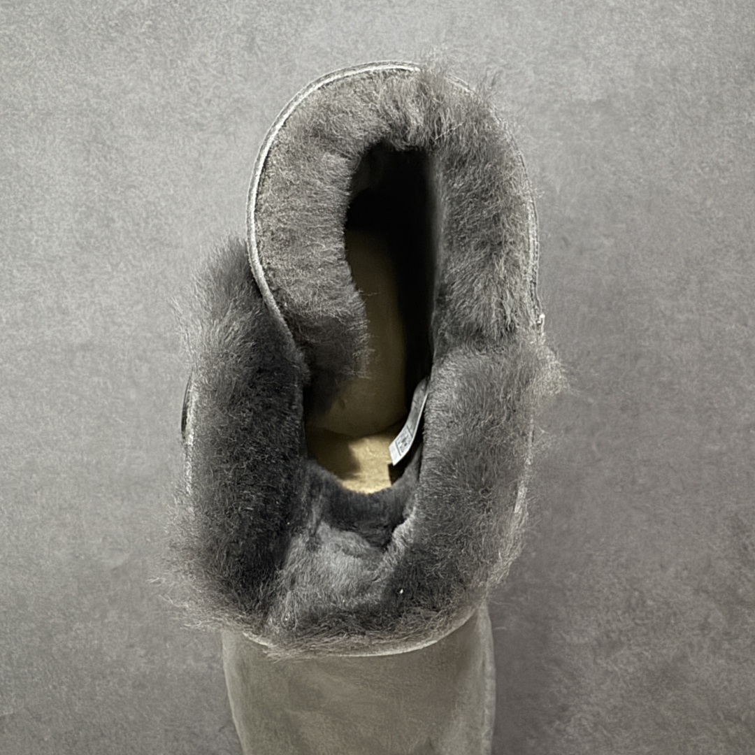 图片[7]-【SP顶级版】UGG W MINI BAJLEY BUTTON 2 秋冬羊毛一体雪地靴 W/106422 原代工厂隆丰A级真羊毛皮一体完全遵循正平正品，精选A级羊皮毛一体材质，内里毛绒如云朵般包裹双脚，白带恒温属性一寒锁温抗冻，股季透气排湿，让双脚时刻处于干爽舒适的状态，轻量化设计搭配柔韧鞋底，每一步都似踩在软垫上，再加上贴合足型的弧度与足跟支撑，无论是居家休憩,外出通勤还是日常跑腿，全天行走也无负担。 从经典高筒靴到简约拖鞋，从基础中性色到潮流设计，既能与牛仔裤、卫衣打造随性日常，也能搭配裙子、男女同款更能轻松适配情侣穿搭。 优质羊皮毛天生耐磨损，搭配扎实工艺与防水科技加持，能抵御日常磨损与雨雪侵袭。一双穿数年仍能保持柔软质感💪🏻 尺码：35-40-选品中心