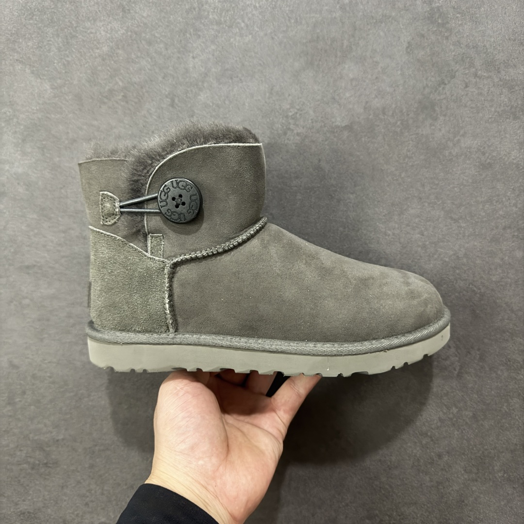 【SP顶级版】UGG W MINI BAJLEY BUTTON 2 秋冬羊毛一体雪地靴 W/106422 原代工厂隆丰A级真羊毛皮一体完全遵循正平正品,精选A级羊皮毛一体材质,内里毛绒如云朵般包裹双脚,白带恒温属性一寒锁温抗冻,股季透气排湿,让双脚时刻处于干爽舒适的状态,轻量化设计搭配柔韧鞋底,每一步都似踩在软垫上,再加上贴合足型的弧度与足跟支撑,无论是居家休憩,外出通勤还是日常跑腿,全天行走也无负担。 从经典高筒靴到简约拖鞋,从基础中性色到潮流设计,既能与牛仔裤、卫衣打造随性日常,也能搭配裙子、男女同款更能轻松适配情侣穿搭。 优质羊皮毛天生耐磨损,搭配扎实工艺与防水科技加持,能抵御日常磨损与雨雪侵袭。一双穿数年仍能保持柔软质感💪🏻 尺码:35-40-选品中心