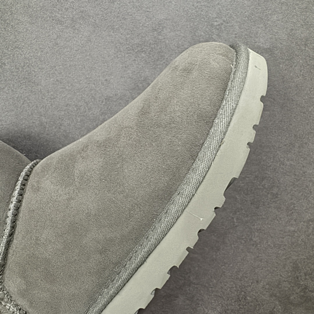 图片[5]-【SP顶级版】UGG W MINI BAJLEY BUTTON 2 秋冬羊毛一体雪地靴 W/106422 原代工厂隆丰A级真羊毛皮一体完全遵循正平正品，精选A级羊皮毛一体材质，内里毛绒如云朵般包裹双脚，白带恒温属性一寒锁温抗冻，股季透气排湿，让双脚时刻处于干爽舒适的状态，轻量化设计搭配柔韧鞋底，每一步都似踩在软垫上，再加上贴合足型的弧度与足跟支撑，无论是居家休憩,外出通勤还是日常跑腿，全天行走也无负担。 从经典高筒靴到简约拖鞋，从基础中性色到潮流设计，既能与牛仔裤、卫衣打造随性日常，也能搭配裙子、男女同款更能轻松适配情侣穿搭。 优质羊皮毛天生耐磨损，搭配扎实工艺与防水科技加持，能抵御日常磨损与雨雪侵袭。一双穿数年仍能保持柔软质感💪🏻 尺码：35-40-选品中心