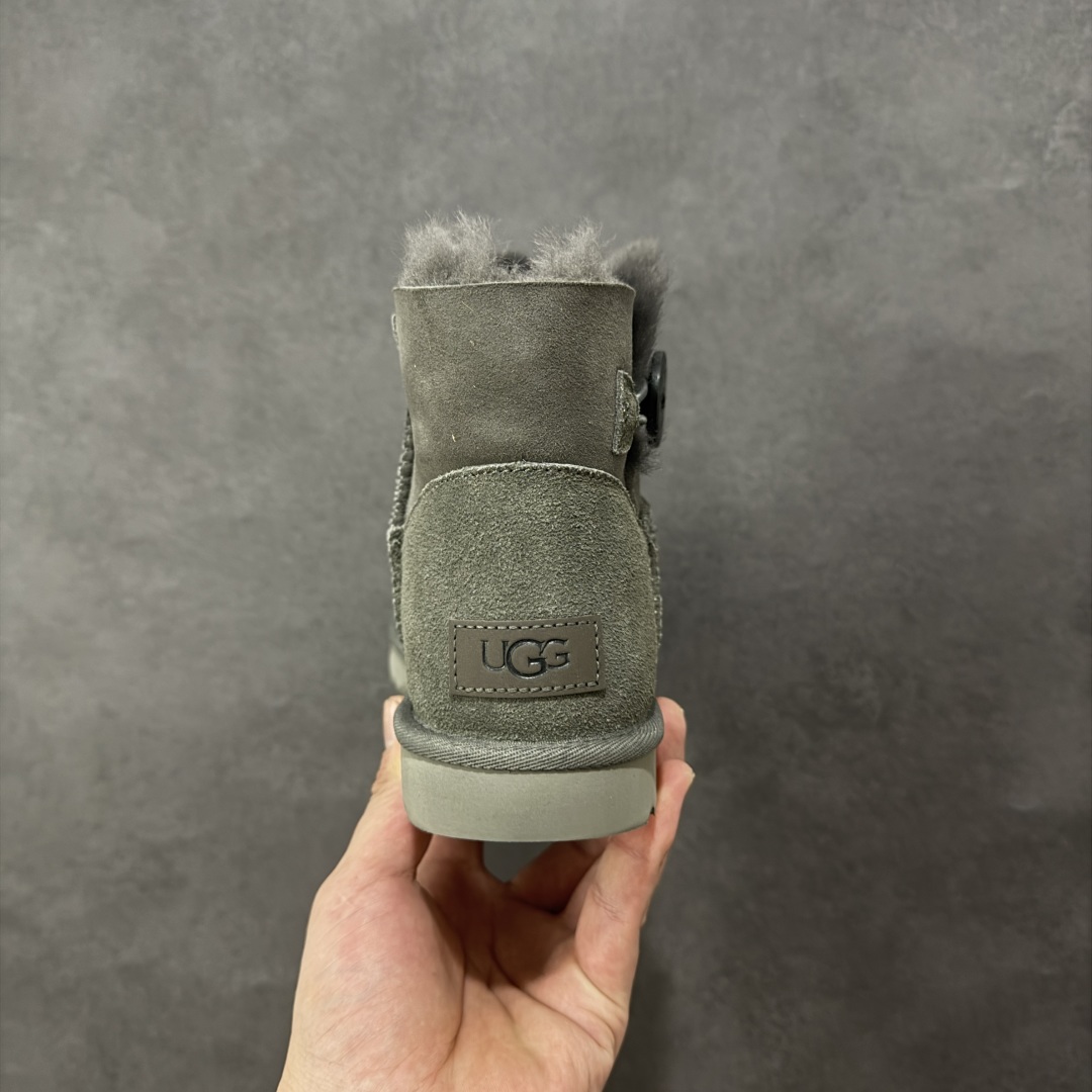 图片[4]-【SP顶级版】UGG W MINI BAJLEY BUTTON 2 秋冬羊毛一体雪地靴 W/106422 原代工厂隆丰A级真羊毛皮一体完全遵循正平正品，精选A级羊皮毛一体材质，内里毛绒如云朵般包裹双脚，白带恒温属性一寒锁温抗冻，股季透气排湿，让双脚时刻处于干爽舒适的状态，轻量化设计搭配柔韧鞋底，每一步都似踩在软垫上，再加上贴合足型的弧度与足跟支撑，无论是居家休憩,外出通勤还是日常跑腿，全天行走也无负担。 从经典高筒靴到简约拖鞋，从基础中性色到潮流设计，既能与牛仔裤、卫衣打造随性日常，也能搭配裙子、男女同款更能轻松适配情侣穿搭。 优质羊皮毛天生耐磨损，搭配扎实工艺与防水科技加持，能抵御日常磨损与雨雪侵袭。一双穿数年仍能保持柔软质感💪🏻 尺码：35-40-选品中心