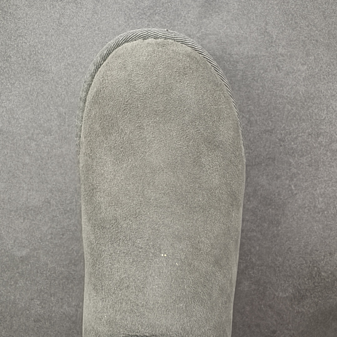 图片[8]-【SP顶级版】UGG W MINI BAJLEY BUTTON 2 秋冬羊毛一体雪地靴 W/106422 原代工厂隆丰A级真羊毛皮一体完全遵循正平正品，精选A级羊皮毛一体材质，内里毛绒如云朵般包裹双脚，白带恒温属性一寒锁温抗冻，股季透气排湿，让双脚时刻处于干爽舒适的状态，轻量化设计搭配柔韧鞋底，每一步都似踩在软垫上，再加上贴合足型的弧度与足跟支撑，无论是居家休憩,外出通勤还是日常跑腿，全天行走也无负担。 从经典高筒靴到简约拖鞋，从基础中性色到潮流设计，既能与牛仔裤、卫衣打造随性日常，也能搭配裙子、男女同款更能轻松适配情侣穿搭。 优质羊皮毛天生耐磨损，搭配扎实工艺与防水科技加持，能抵御日常磨损与雨雪侵袭。一双穿数年仍能保持柔软质感💪🏻 尺码：35-40-选品中心