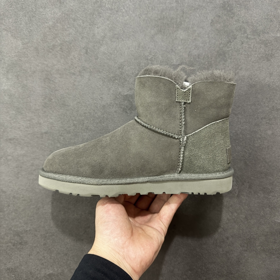图片[2]-【SP顶级版】UGG W MINI BAJLEY BUTTON 2 秋冬羊毛一体雪地靴 W/106422 原代工厂隆丰A级真羊毛皮一体完全遵循正平正品，精选A级羊皮毛一体材质，内里毛绒如云朵般包裹双脚，白带恒温属性一寒锁温抗冻，股季透气排湿，让双脚时刻处于干爽舒适的状态，轻量化设计搭配柔韧鞋底，每一步都似踩在软垫上，再加上贴合足型的弧度与足跟支撑，无论是居家休憩,外出通勤还是日常跑腿，全天行走也无负担。 从经典高筒靴到简约拖鞋，从基础中性色到潮流设计，既能与牛仔裤、卫衣打造随性日常，也能搭配裙子、男女同款更能轻松适配情侣穿搭。 优质羊皮毛天生耐磨损，搭配扎实工艺与防水科技加持，能抵御日常磨损与雨雪侵袭。一双穿数年仍能保持柔软质感💪🏻 尺码：35-40-选品中心