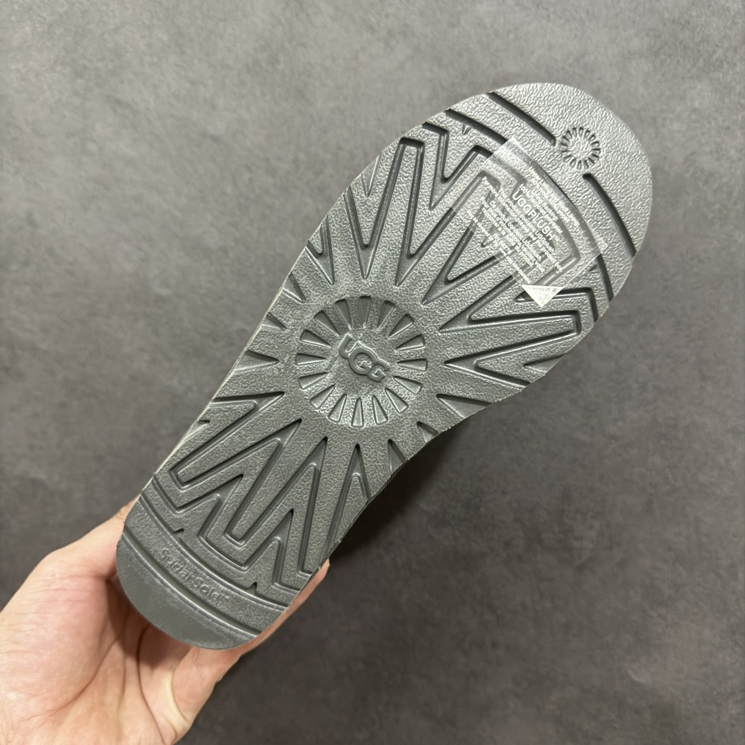 图片[9]-【SP顶级版】UGG W MINI BAJLEY BUTTON 2 秋冬羊毛一体雪地靴 W/106422 原代工厂隆丰A级真羊毛皮一体完全遵循正平正品，精选A级羊皮毛一体材质，内里毛绒如云朵般包裹双脚，白带恒温属性一寒锁温抗冻，股季透气排湿，让双脚时刻处于干爽舒适的状态，轻量化设计搭配柔韧鞋底，每一步都似踩在软垫上，再加上贴合足型的弧度与足跟支撑，无论是居家休憩,外出通勤还是日常跑腿，全天行走也无负担。 从经典高筒靴到简约拖鞋，从基础中性色到潮流设计，既能与牛仔裤、卫衣打造随性日常，也能搭配裙子、男女同款更能轻松适配情侣穿搭。 优质羊皮毛天生耐磨损，搭配扎实工艺与防水科技加持，能抵御日常磨损与雨雪侵袭。一双穿数年仍能保持柔软质感💪🏻 尺码：35-40-选品中心