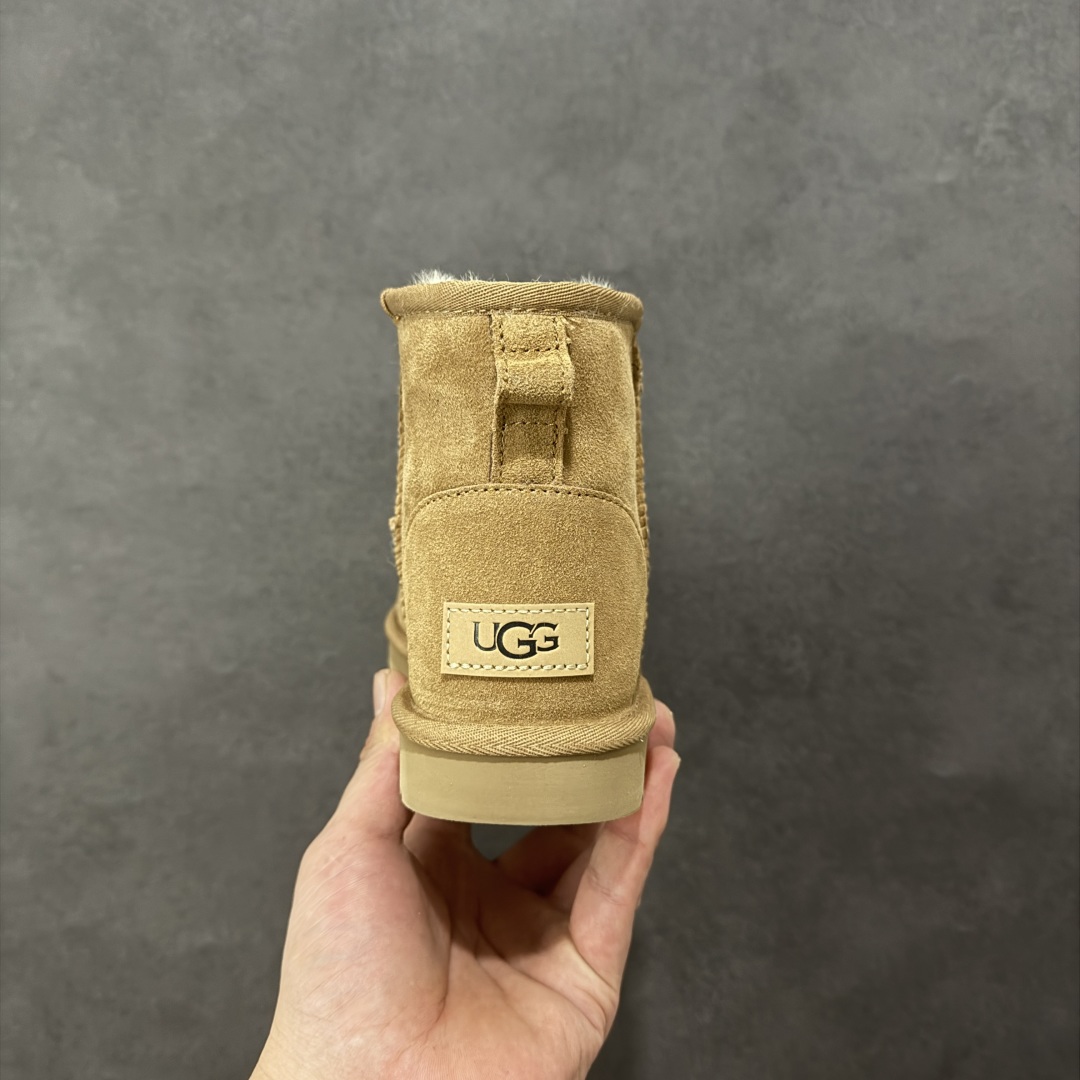 图片[4]-【SP顶级版】UGG W CLASSIC MINI 2 秋冬羊毛一体雪地靴 W/1016222 原代工厂隆丰A级真羊毛皮一体完全遵循正平正品，精选A级羊皮毛一体材质，内里毛绒如云朵般包裹双脚，白带恒温属性一寒锁温抗冻，股季透气排湿，让双脚时刻处于干爽舒适的状态，轻量化设计搭配柔韧鞋底，每一步都似踩在软垫上，再加上贴合足型的弧度与足跟支撑，无论是居家休憩,外出通勤还是日常跑腿，全天行走也无负担。 从经典高筒靴到简约拖鞋，从基础中性色到潮流设计，既能与牛仔裤、卫衣打造随性日常，也能搭配裙子、男女同款更能轻松适配情侣穿搭。 优质羊皮毛天生耐磨损，搭配扎实工艺与防水科技加持，能抵御日常磨损与雨雪侵袭。一双穿数年仍能保持柔软质感💪🏻 尺码：35-40-选品中心