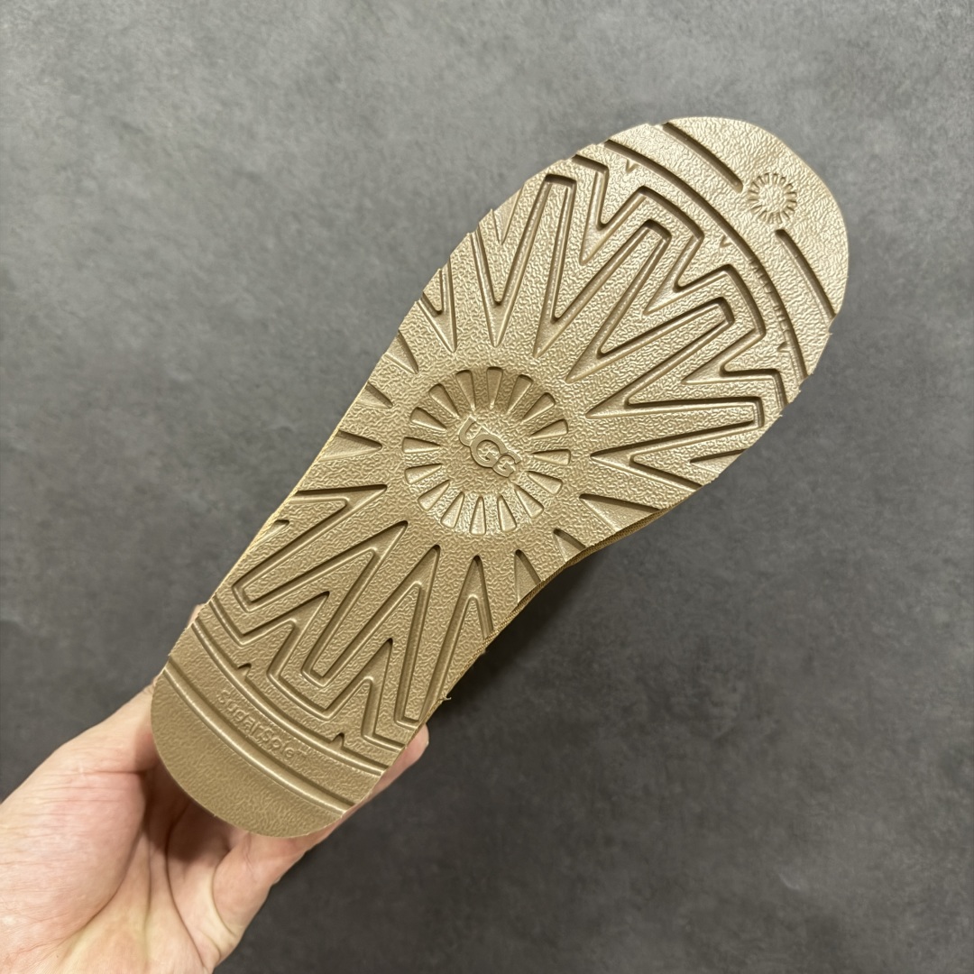 图片[9]-【SP顶级版】UGG W CLASSIC MINI 2 秋冬羊毛一体雪地靴 W/1016222 原代工厂隆丰A级真羊毛皮一体完全遵循正平正品，精选A级羊皮毛一体材质，内里毛绒如云朵般包裹双脚，白带恒温属性一寒锁温抗冻，股季透气排湿，让双脚时刻处于干爽舒适的状态，轻量化设计搭配柔韧鞋底，每一步都似踩在软垫上，再加上贴合足型的弧度与足跟支撑，无论是居家休憩,外出通勤还是日常跑腿，全天行走也无负担。 从经典高筒靴到简约拖鞋，从基础中性色到潮流设计，既能与牛仔裤、卫衣打造随性日常，也能搭配裙子、男女同款更能轻松适配情侣穿搭。 优质羊皮毛天生耐磨损，搭配扎实工艺与防水科技加持，能抵御日常磨损与雨雪侵袭。一双穿数年仍能保持柔软质感💪🏻 尺码：35-40-选品中心