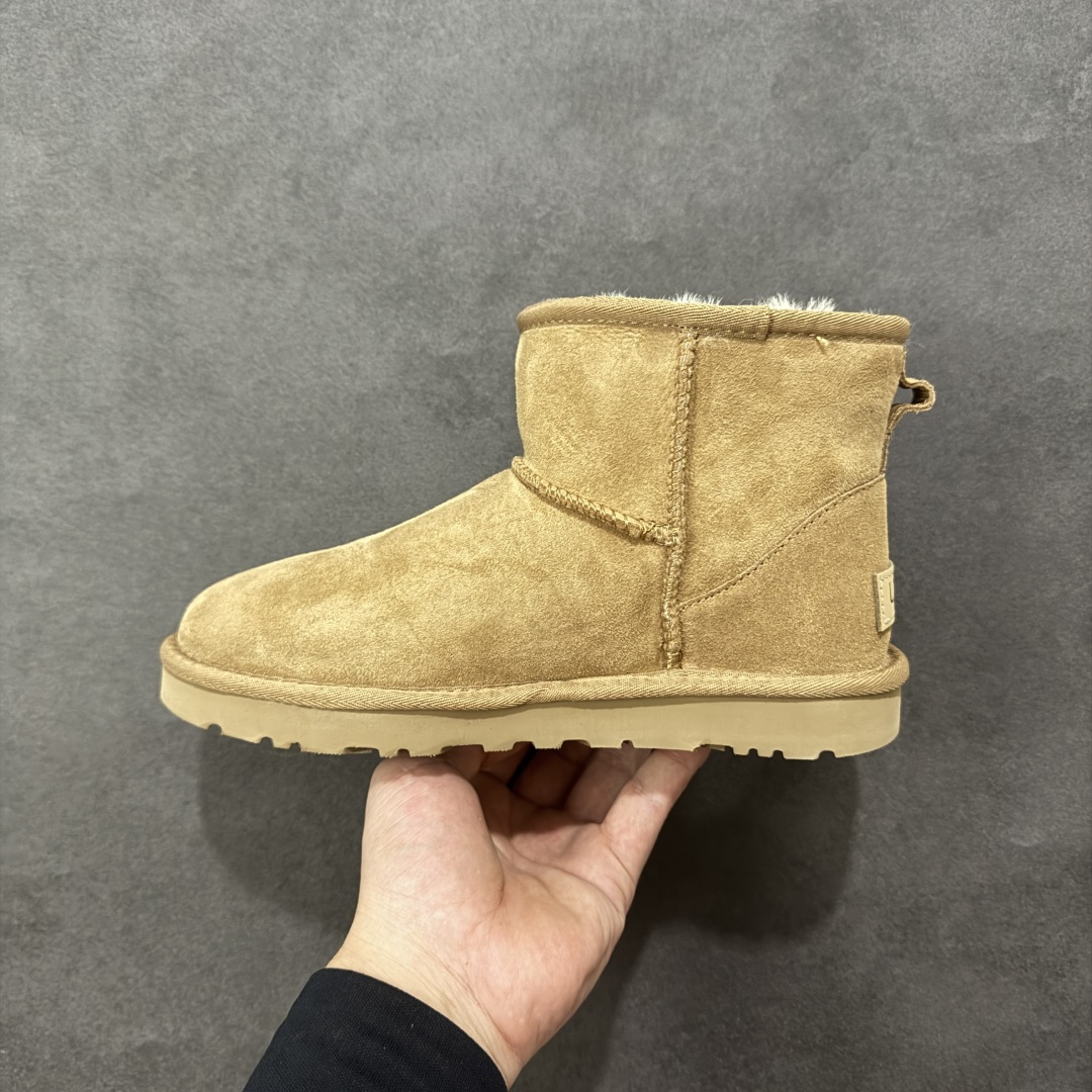 图片[2]-【SP顶级版】UGG W CLASSIC MINI 2 秋冬羊毛一体雪地靴 W/1016222 原代工厂隆丰A级真羊毛皮一体完全遵循正平正品，精选A级羊皮毛一体材质，内里毛绒如云朵般包裹双脚，白带恒温属性一寒锁温抗冻，股季透气排湿，让双脚时刻处于干爽舒适的状态，轻量化设计搭配柔韧鞋底，每一步都似踩在软垫上，再加上贴合足型的弧度与足跟支撑，无论是居家休憩,外出通勤还是日常跑腿，全天行走也无负担。 从经典高筒靴到简约拖鞋，从基础中性色到潮流设计，既能与牛仔裤、卫衣打造随性日常，也能搭配裙子、男女同款更能轻松适配情侣穿搭。 优质羊皮毛天生耐磨损，搭配扎实工艺与防水科技加持，能抵御日常磨损与雨雪侵袭。一双穿数年仍能保持柔软质感💪🏻 尺码：35-40-选品中心