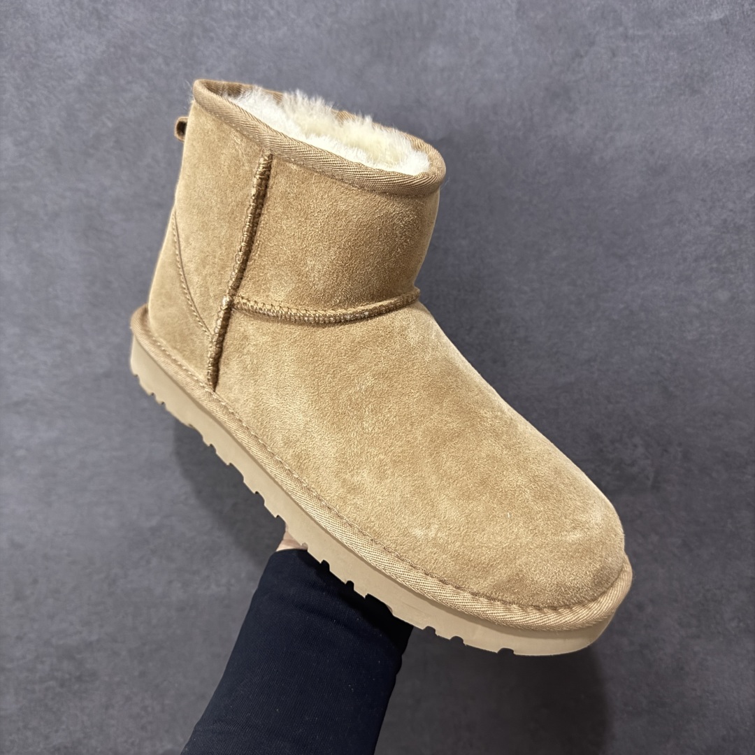 图片[3]-【SP顶级版】UGG W CLASSIC MINI 2 秋冬羊毛一体雪地靴 W/1016222 原代工厂隆丰A级真羊毛皮一体完全遵循正平正品，精选A级羊皮毛一体材质，内里毛绒如云朵般包裹双脚，白带恒温属性一寒锁温抗冻，股季透气排湿，让双脚时刻处于干爽舒适的状态，轻量化设计搭配柔韧鞋底，每一步都似踩在软垫上，再加上贴合足型的弧度与足跟支撑，无论是居家休憩,外出通勤还是日常跑腿，全天行走也无负担。 从经典高筒靴到简约拖鞋，从基础中性色到潮流设计，既能与牛仔裤、卫衣打造随性日常，也能搭配裙子、男女同款更能轻松适配情侣穿搭。 优质羊皮毛天生耐磨损，搭配扎实工艺与防水科技加持，能抵御日常磨损与雨雪侵袭。一双穿数年仍能保持柔软质感💪🏻 尺码：35-40-选品中心