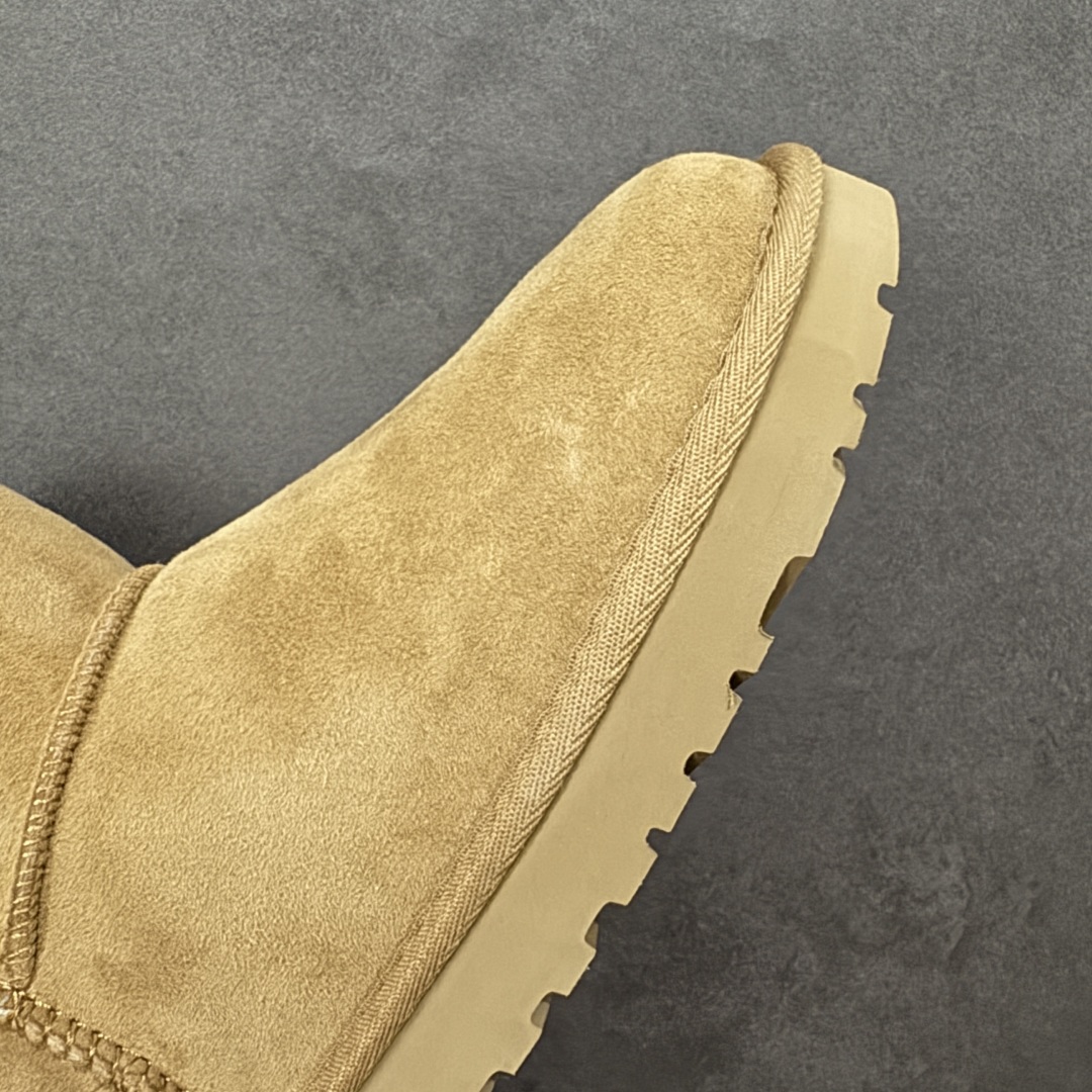 图片[5]-【SP顶级版】UGG W CLASSIC MINI 2 秋冬羊毛一体雪地靴 W/1016222 原代工厂隆丰A级真羊毛皮一体完全遵循正平正品，精选A级羊皮毛一体材质，内里毛绒如云朵般包裹双脚，白带恒温属性一寒锁温抗冻，股季透气排湿，让双脚时刻处于干爽舒适的状态，轻量化设计搭配柔韧鞋底，每一步都似踩在软垫上，再加上贴合足型的弧度与足跟支撑，无论是居家休憩,外出通勤还是日常跑腿，全天行走也无负担。 从经典高筒靴到简约拖鞋，从基础中性色到潮流设计，既能与牛仔裤、卫衣打造随性日常，也能搭配裙子、男女同款更能轻松适配情侣穿搭。 优质羊皮毛天生耐磨损，搭配扎实工艺与防水科技加持，能抵御日常磨损与雨雪侵袭。一双穿数年仍能保持柔软质感💪🏻 尺码：35-40-选品中心
