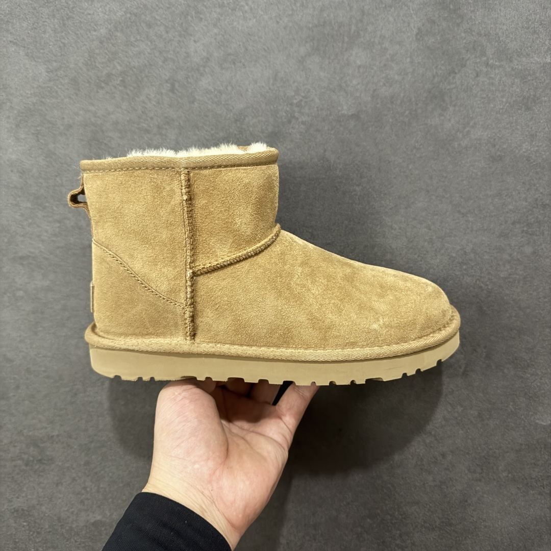 【SP顶级版】UGG W CLASSIC MINI 2 秋冬羊毛一体雪地靴 W/1016222 原代工厂隆丰A级真羊毛皮一体完全遵循正平正品,精选A级羊皮毛一体材质,内里毛绒如云朵般包裹双脚,白带恒温属性一寒锁温抗冻,股季透气排湿,让双脚时刻处于干爽舒适的状态,轻量化设计搭配柔韧鞋底,每一步都似踩在软垫上,再加上贴合足型的弧度与足跟支撑,无论是居家休憩,外出通勤还是日常跑腿,全天行走也无负担。 从经典高筒靴到简约拖鞋,从基础中性色到潮流设计,既能与牛仔裤、卫衣打造随性日常,也能搭配裙子、男女同款更能轻松适配情侣穿搭。 优质羊皮毛天生耐磨损,搭配扎实工艺与防水科技加持,能抵御日常磨损与雨雪侵袭。一双穿数年仍能保持柔软质感💪🏻 尺码:35-40-选品中心
