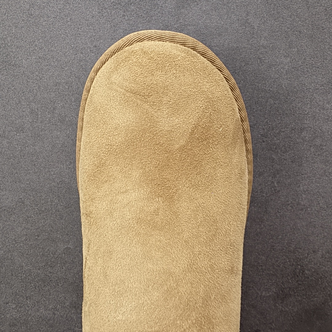 图片[8]-【SP顶级版】UGG W CLASSIC MINI 2 秋冬羊毛一体雪地靴 W/1016222 原代工厂隆丰A级真羊毛皮一体完全遵循正平正品，精选A级羊皮毛一体材质，内里毛绒如云朵般包裹双脚，白带恒温属性一寒锁温抗冻，股季透气排湿，让双脚时刻处于干爽舒适的状态，轻量化设计搭配柔韧鞋底，每一步都似踩在软垫上，再加上贴合足型的弧度与足跟支撑，无论是居家休憩,外出通勤还是日常跑腿，全天行走也无负担。 从经典高筒靴到简约拖鞋，从基础中性色到潮流设计，既能与牛仔裤、卫衣打造随性日常，也能搭配裙子、男女同款更能轻松适配情侣穿搭。 优质羊皮毛天生耐磨损，搭配扎实工艺与防水科技加持，能抵御日常磨损与雨雪侵袭。一双穿数年仍能保持柔软质感💪🏻 尺码：35-40-选品中心