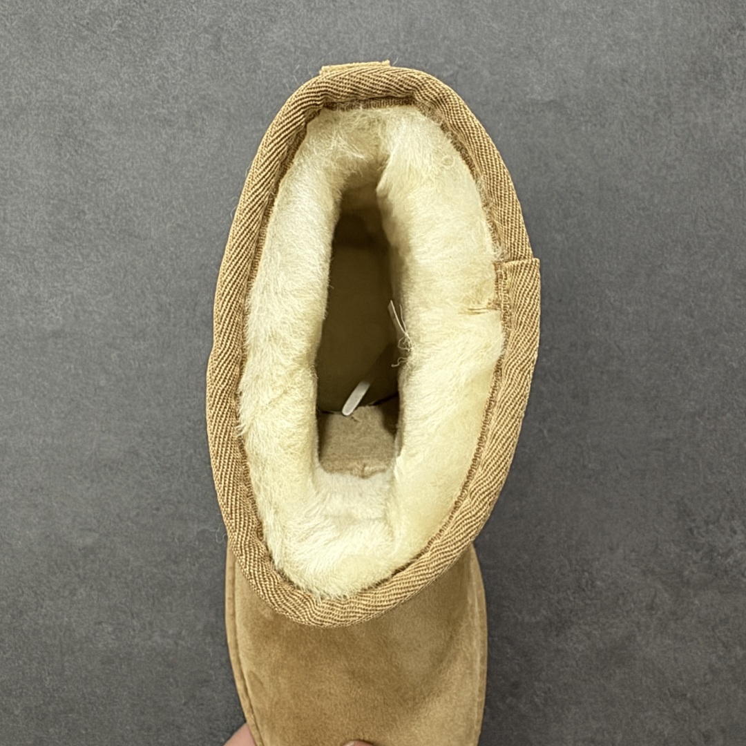 图片[7]-【SP顶级版】UGG W CLASSIC MINI 2 秋冬羊毛一体雪地靴 W/1016222 原代工厂隆丰A级真羊毛皮一体完全遵循正平正品，精选A级羊皮毛一体材质，内里毛绒如云朵般包裹双脚，白带恒温属性一寒锁温抗冻，股季透气排湿，让双脚时刻处于干爽舒适的状态，轻量化设计搭配柔韧鞋底，每一步都似踩在软垫上，再加上贴合足型的弧度与足跟支撑，无论是居家休憩,外出通勤还是日常跑腿，全天行走也无负担。 从经典高筒靴到简约拖鞋，从基础中性色到潮流设计，既能与牛仔裤、卫衣打造随性日常，也能搭配裙子、男女同款更能轻松适配情侣穿搭。 优质羊皮毛天生耐磨损，搭配扎实工艺与防水科技加持，能抵御日常磨损与雨雪侵袭。一双穿数年仍能保持柔软质感💪🏻 尺码：35-40-选品中心