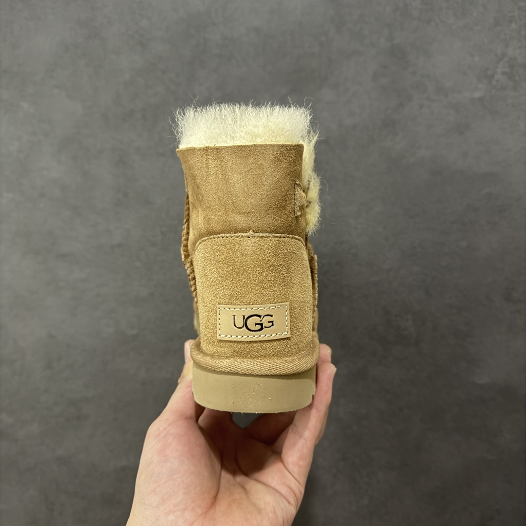 图片[4]-【SP顶级版】UGG W MINI BAJLEY BUTTON 2 秋冬羊毛一体雪地靴 W/106422 原代工厂隆丰A级真羊毛皮一体完全遵循正平正品，精选A级羊皮毛一体材质，内里毛绒如云朵般包裹双脚，白带恒温属性一寒锁温抗冻，股季透气排湿，让双脚时刻处于干爽舒适的状态，轻量化设计搭配柔韧鞋底，每一步都似踩在软垫上，再加上贴合足型的弧度与足跟支撑，无论是居家休憩,外出通勤还是日常跑腿，全天行走也无负担。 从经典高筒靴到简约拖鞋，从基础中性色到潮流设计，既能与牛仔裤、卫衣打造随性日常，也能搭配裙子、男女同款更能轻松适配情侣穿搭。 优质羊皮毛天生耐磨损，搭配扎实工艺与防水科技加持，能抵御日常磨损与雨雪侵袭。一双穿数年仍能保持柔软质感💪🏻 尺码：35-40-选品中心