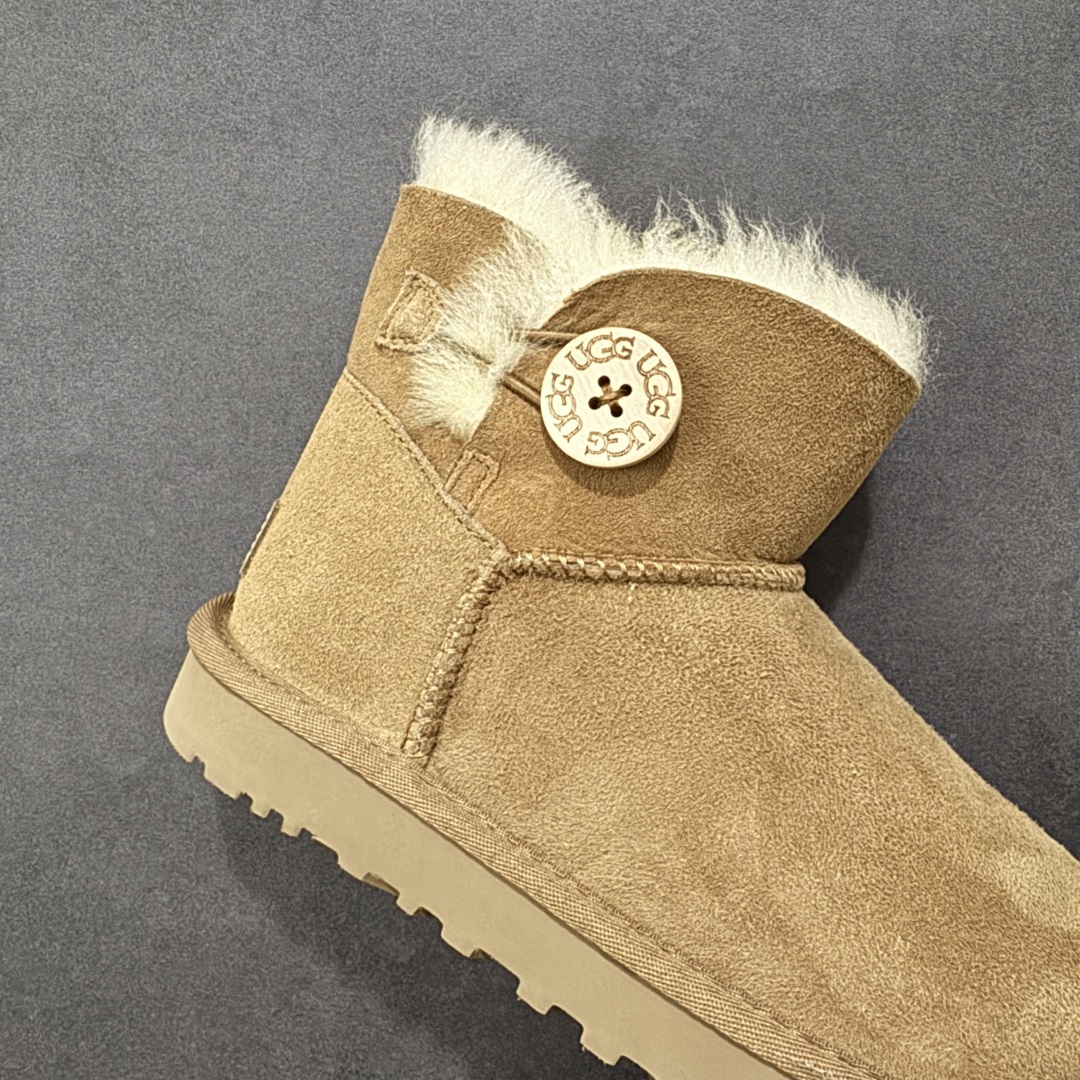 图片[6]-【SP顶级版】UGG W MINI BAJLEY BUTTON 2 秋冬羊毛一体雪地靴 W/106422 原代工厂隆丰A级真羊毛皮一体完全遵循正平正品，精选A级羊皮毛一体材质，内里毛绒如云朵般包裹双脚，白带恒温属性一寒锁温抗冻，股季透气排湿，让双脚时刻处于干爽舒适的状态，轻量化设计搭配柔韧鞋底，每一步都似踩在软垫上，再加上贴合足型的弧度与足跟支撑，无论是居家休憩,外出通勤还是日常跑腿，全天行走也无负担。 从经典高筒靴到简约拖鞋，从基础中性色到潮流设计，既能与牛仔裤、卫衣打造随性日常，也能搭配裙子、男女同款更能轻松适配情侣穿搭。 优质羊皮毛天生耐磨损，搭配扎实工艺与防水科技加持，能抵御日常磨损与雨雪侵袭。一双穿数年仍能保持柔软质感💪🏻 尺码：35-40-选品中心