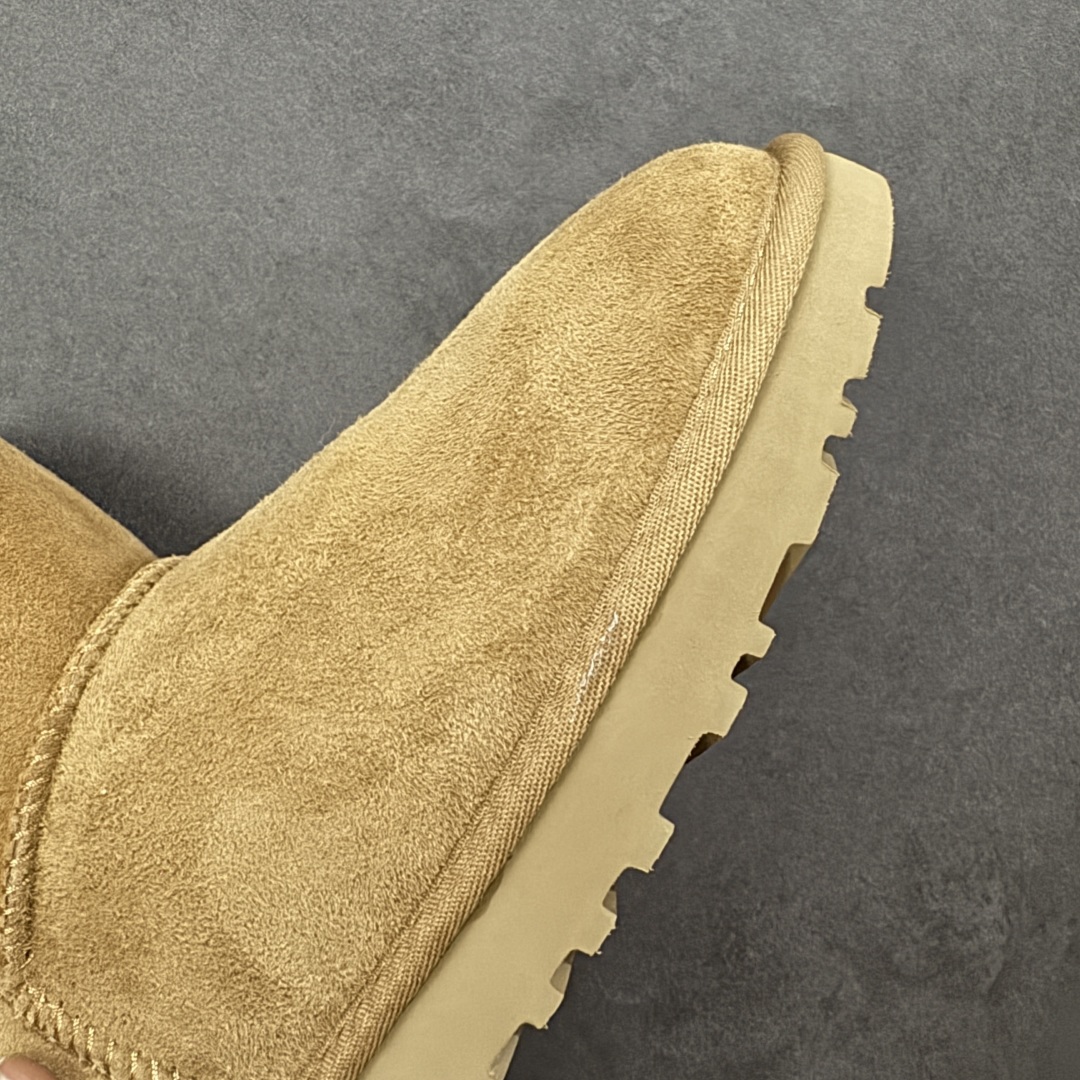 图片[5]-【SP顶级版】UGG W MINI BAJLEY BUTTON 2 秋冬羊毛一体雪地靴 W/106422 原代工厂隆丰A级真羊毛皮一体完全遵循正平正品，精选A级羊皮毛一体材质，内里毛绒如云朵般包裹双脚，白带恒温属性一寒锁温抗冻，股季透气排湿，让双脚时刻处于干爽舒适的状态，轻量化设计搭配柔韧鞋底，每一步都似踩在软垫上，再加上贴合足型的弧度与足跟支撑，无论是居家休憩,外出通勤还是日常跑腿，全天行走也无负担。 从经典高筒靴到简约拖鞋，从基础中性色到潮流设计，既能与牛仔裤、卫衣打造随性日常，也能搭配裙子、男女同款更能轻松适配情侣穿搭。 优质羊皮毛天生耐磨损，搭配扎实工艺与防水科技加持，能抵御日常磨损与雨雪侵袭。一双穿数年仍能保持柔软质感💪🏻 尺码：35-40-选品中心