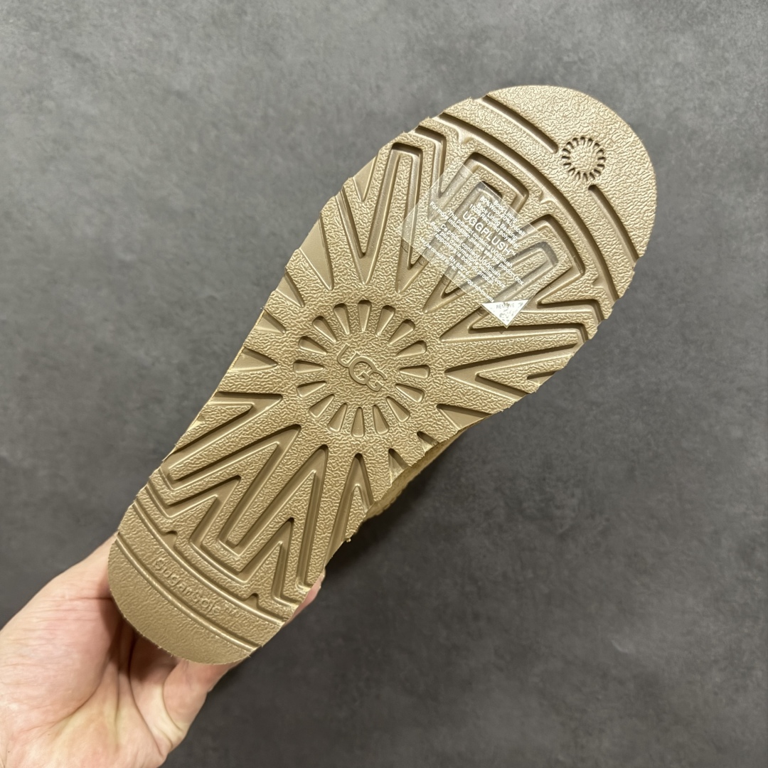 图片[9]-【SP顶级版】UGG W MINI BAJLEY BUTTON 2 秋冬羊毛一体雪地靴 W/106422 原代工厂隆丰A级真羊毛皮一体完全遵循正平正品，精选A级羊皮毛一体材质，内里毛绒如云朵般包裹双脚，白带恒温属性一寒锁温抗冻，股季透气排湿，让双脚时刻处于干爽舒适的状态，轻量化设计搭配柔韧鞋底，每一步都似踩在软垫上，再加上贴合足型的弧度与足跟支撑，无论是居家休憩,外出通勤还是日常跑腿，全天行走也无负担。 从经典高筒靴到简约拖鞋，从基础中性色到潮流设计，既能与牛仔裤、卫衣打造随性日常，也能搭配裙子、男女同款更能轻松适配情侣穿搭。 优质羊皮毛天生耐磨损，搭配扎实工艺与防水科技加持，能抵御日常磨损与雨雪侵袭。一双穿数年仍能保持柔软质感💪🏻 尺码：35-40-选品中心