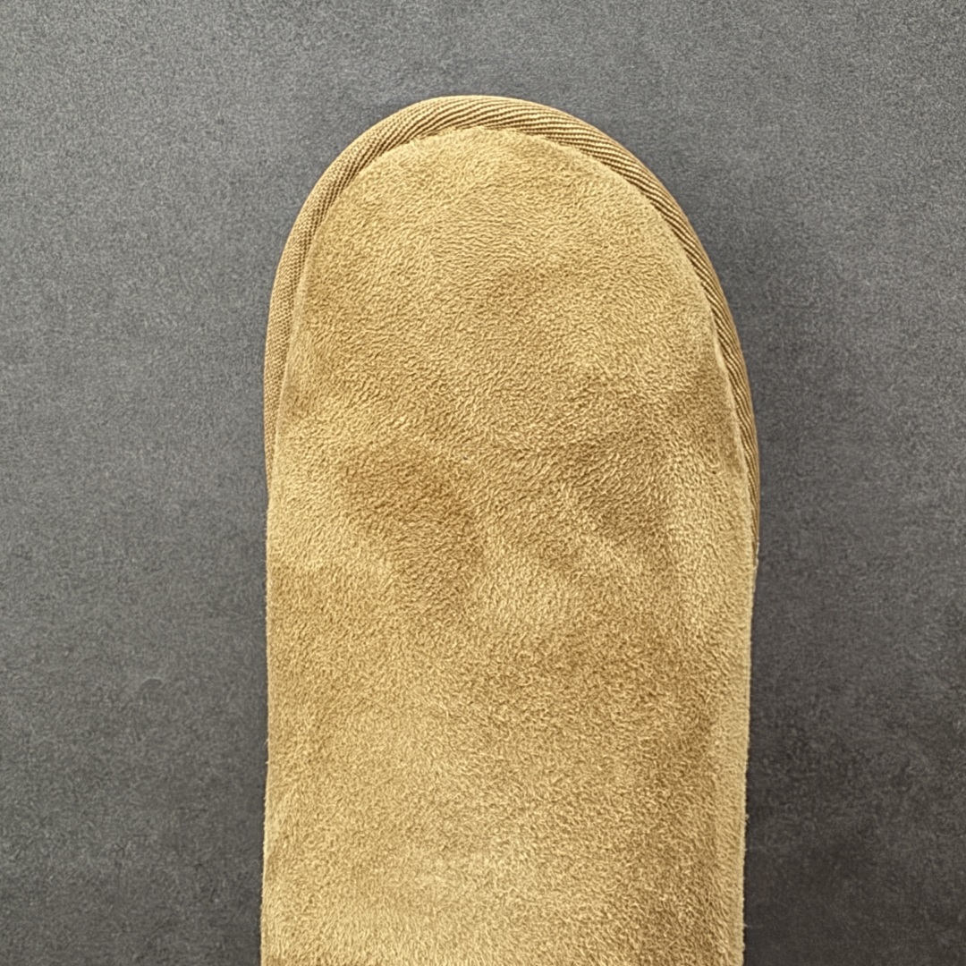 图片[8]-【SP顶级版】UGG W MINI BAJLEY BUTTON 2 秋冬羊毛一体雪地靴 W/106422 原代工厂隆丰A级真羊毛皮一体完全遵循正平正品，精选A级羊皮毛一体材质，内里毛绒如云朵般包裹双脚，白带恒温属性一寒锁温抗冻，股季透气排湿，让双脚时刻处于干爽舒适的状态，轻量化设计搭配柔韧鞋底，每一步都似踩在软垫上，再加上贴合足型的弧度与足跟支撑，无论是居家休憩,外出通勤还是日常跑腿，全天行走也无负担。 从经典高筒靴到简约拖鞋，从基础中性色到潮流设计，既能与牛仔裤、卫衣打造随性日常，也能搭配裙子、男女同款更能轻松适配情侣穿搭。 优质羊皮毛天生耐磨损，搭配扎实工艺与防水科技加持，能抵御日常磨损与雨雪侵袭。一双穿数年仍能保持柔软质感💪🏻 尺码：35-40-选品中心