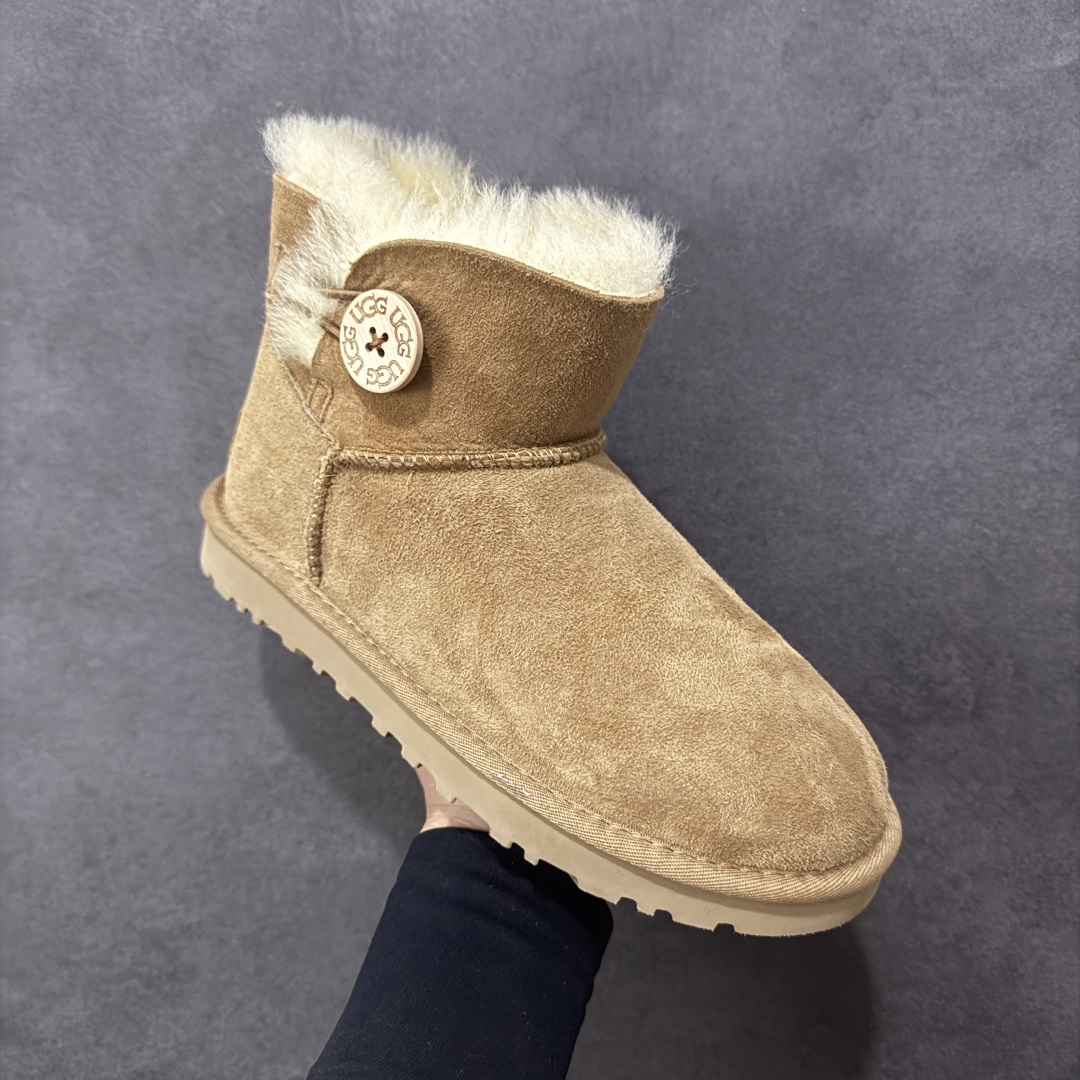 图片[3]-【SP顶级版】UGG W MINI BAJLEY BUTTON 2 秋冬羊毛一体雪地靴 W/106422 原代工厂隆丰A级真羊毛皮一体完全遵循正平正品，精选A级羊皮毛一体材质，内里毛绒如云朵般包裹双脚，白带恒温属性一寒锁温抗冻，股季透气排湿，让双脚时刻处于干爽舒适的状态，轻量化设计搭配柔韧鞋底，每一步都似踩在软垫上，再加上贴合足型的弧度与足跟支撑，无论是居家休憩,外出通勤还是日常跑腿，全天行走也无负担。 从经典高筒靴到简约拖鞋，从基础中性色到潮流设计，既能与牛仔裤、卫衣打造随性日常，也能搭配裙子、男女同款更能轻松适配情侣穿搭。 优质羊皮毛天生耐磨损，搭配扎实工艺与防水科技加持，能抵御日常磨损与雨雪侵袭。一双穿数年仍能保持柔软质感💪🏻 尺码：35-40-选品中心