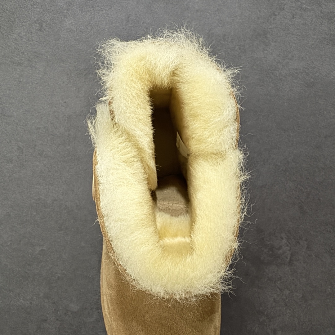 图片[7]-【SP顶级版】UGG W MINI BAJLEY BUTTON 2 秋冬羊毛一体雪地靴 W/106422 原代工厂隆丰A级真羊毛皮一体完全遵循正平正品，精选A级羊皮毛一体材质，内里毛绒如云朵般包裹双脚，白带恒温属性一寒锁温抗冻，股季透气排湿，让双脚时刻处于干爽舒适的状态，轻量化设计搭配柔韧鞋底，每一步都似踩在软垫上，再加上贴合足型的弧度与足跟支撑，无论是居家休憩,外出通勤还是日常跑腿，全天行走也无负担。 从经典高筒靴到简约拖鞋，从基础中性色到潮流设计，既能与牛仔裤、卫衣打造随性日常，也能搭配裙子、男女同款更能轻松适配情侣穿搭。 优质羊皮毛天生耐磨损，搭配扎实工艺与防水科技加持，能抵御日常磨损与雨雪侵袭。一双穿数年仍能保持柔软质感💪🏻 尺码：35-40-选品中心