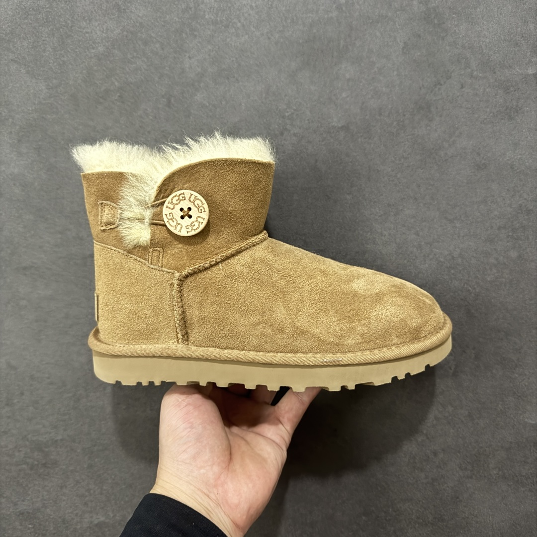 【SP顶级版】UGG W MINI BAJLEY BUTTON 2 秋冬羊毛一体雪地靴 W/106422 原代工厂隆丰A级真羊毛皮一体完全遵循正平正品,精选A级羊皮毛一体材质,内里毛绒如云朵般包裹双脚,白带恒温属性一寒锁温抗冻,股季透气排湿,让双脚时刻处于干爽舒适的状态,轻量化设计搭配柔韧鞋底,每一步都似踩在软垫上,再加上贴合足型的弧度与足跟支撑,无论是居家休憩,外出通勤还是日常跑腿,全天行走也无负担。 从经典高筒靴到简约拖鞋,从基础中性色到潮流设计,既能与牛仔裤、卫衣打造随性日常,也能搭配裙子、男女同款更能轻松适配情侣穿搭。 优质羊皮毛天生耐磨损,搭配扎实工艺与防水科技加持,能抵御日常磨损与雨雪侵袭。一双穿数年仍能保持柔软质感💪🏻 尺码:35-40-选品中心