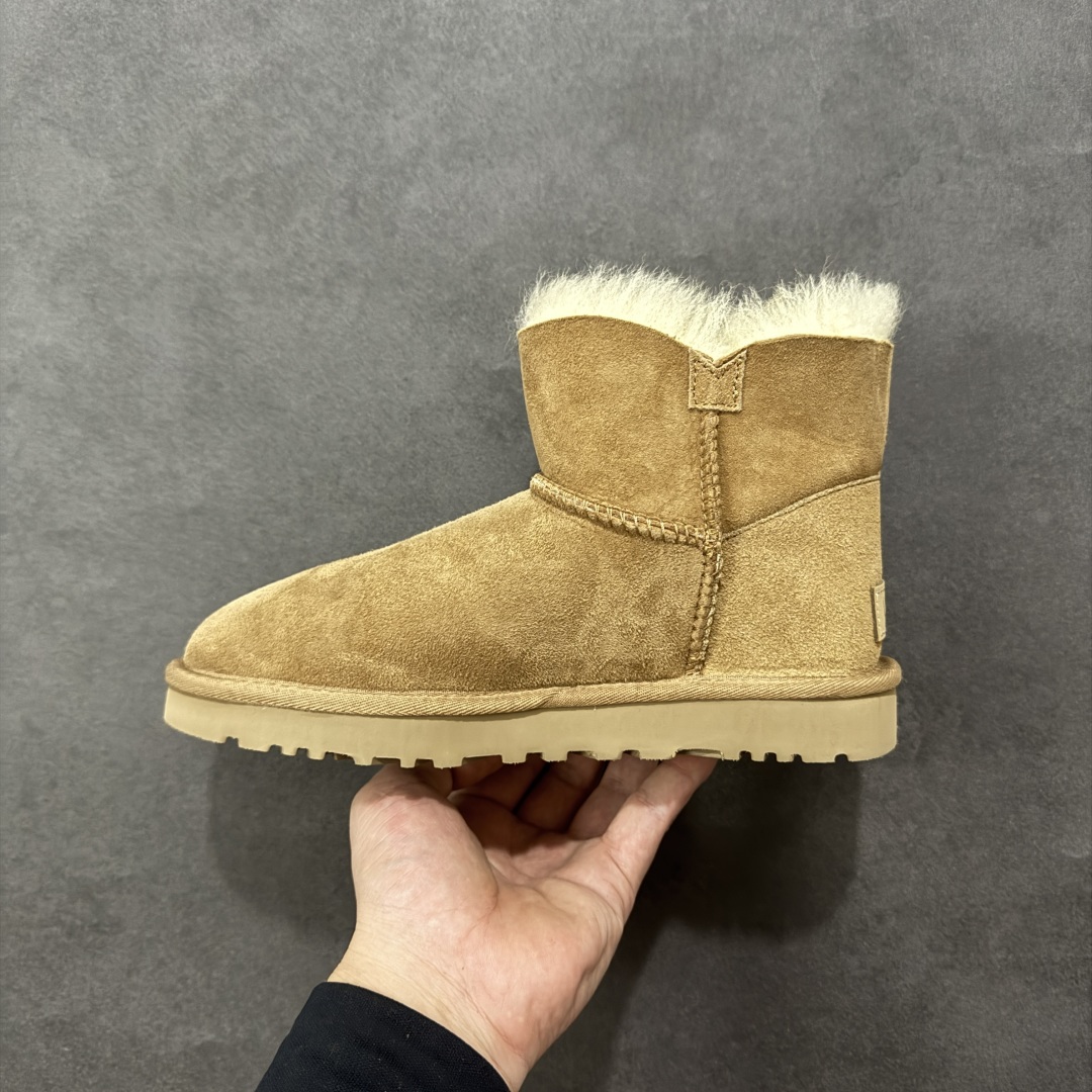 图片[2]-【SP顶级版】UGG W MINI BAJLEY BUTTON 2 秋冬羊毛一体雪地靴 W/106422 原代工厂隆丰A级真羊毛皮一体完全遵循正平正品，精选A级羊皮毛一体材质，内里毛绒如云朵般包裹双脚，白带恒温属性一寒锁温抗冻，股季透气排湿，让双脚时刻处于干爽舒适的状态，轻量化设计搭配柔韧鞋底，每一步都似踩在软垫上，再加上贴合足型的弧度与足跟支撑，无论是居家休憩,外出通勤还是日常跑腿，全天行走也无负担。 从经典高筒靴到简约拖鞋，从基础中性色到潮流设计，既能与牛仔裤、卫衣打造随性日常，也能搭配裙子、男女同款更能轻松适配情侣穿搭。 优质羊皮毛天生耐磨损，搭配扎实工艺与防水科技加持，能抵御日常磨损与雨雪侵袭。一双穿数年仍能保持柔软质感💪🏻 尺码：35-40-选品中心