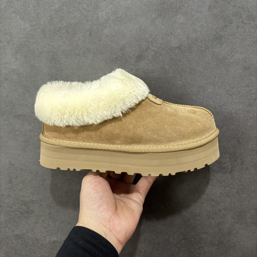 【SP顶级版】UGG W TATST 秋冬羊毛一体雪地靴 W/1134810 原代工厂隆丰A级真羊毛皮一体完全遵循正平正品,精选A级羊皮毛一体材质,内里毛绒如云朵般包裹双脚,白带恒温属性一寒锁温抗冻,股季透气排湿,让双脚时刻处于干爽舒适的状态,轻量化设计搭配柔韧鞋底,每一步都似踩在软垫上,再加上贴合足型的弧度与足跟支撑,无论是居家休憩,外出通勤还是日常跑腿,全天行走也无负担。 从经典高筒靴到简约拖鞋,从基础中性色到潮流设计,既能与牛仔裤、卫衣打造随性日常,也能搭配裙子、男女同款更能轻松适配情侣穿搭。 优质羊皮毛天生耐磨损,搭配扎实工艺与防水科技加持,能抵御日常磨损与雨雪侵袭。一双穿数年仍能保持柔软质感💪🏻 尺码:35-40-选品中心