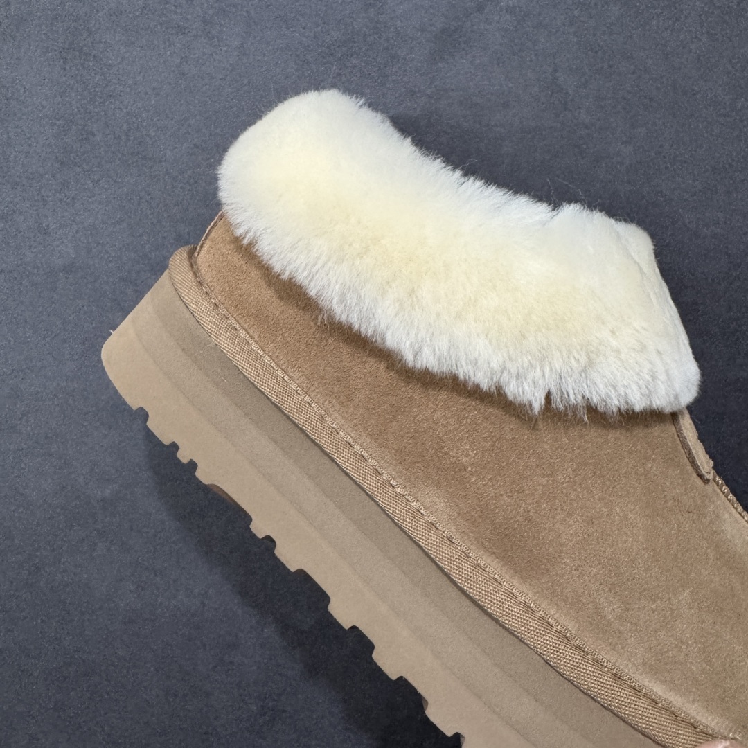 图片[6]-【SP顶级版】UGG W TATST 秋冬羊毛一体雪地靴 W/1134810 原代工厂隆丰A级真羊毛皮一体完全遵循正平正品，精选A级羊皮毛一体材质，内里毛绒如云朵般包裹双脚，白带恒温属性一寒锁温抗冻，股季透气排湿，让双脚时刻处于干爽舒适的状态，轻量化设计搭配柔韧鞋底，每一步都似踩在软垫上，再加上贴合足型的弧度与足跟支撑，无论是居家休憩,外出通勤还是日常跑腿，全天行走也无负担。 从经典高筒靴到简约拖鞋，从基础中性色到潮流设计，既能与牛仔裤、卫衣打造随性日常，也能搭配裙子、男女同款更能轻松适配情侣穿搭。 优质羊皮毛天生耐磨损，搭配扎实工艺与防水科技加持，能抵御日常磨损与雨雪侵袭。一双穿数年仍能保持柔软质感💪🏻 尺码：35-40-选品中心